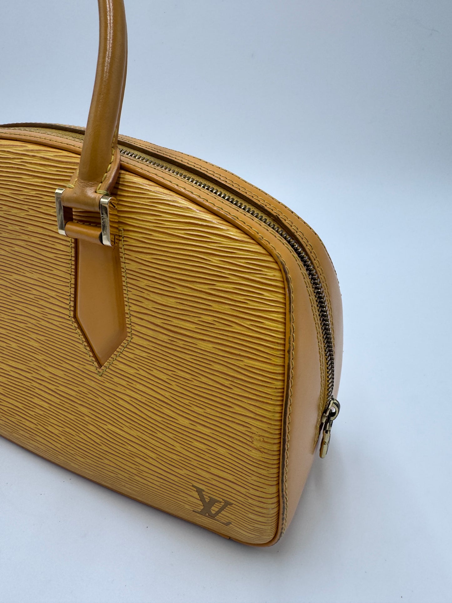 Seitenansicht der Louis Vuitton Jasmine Epi in gelb – charaktervolle luxury secondhand Tasche.