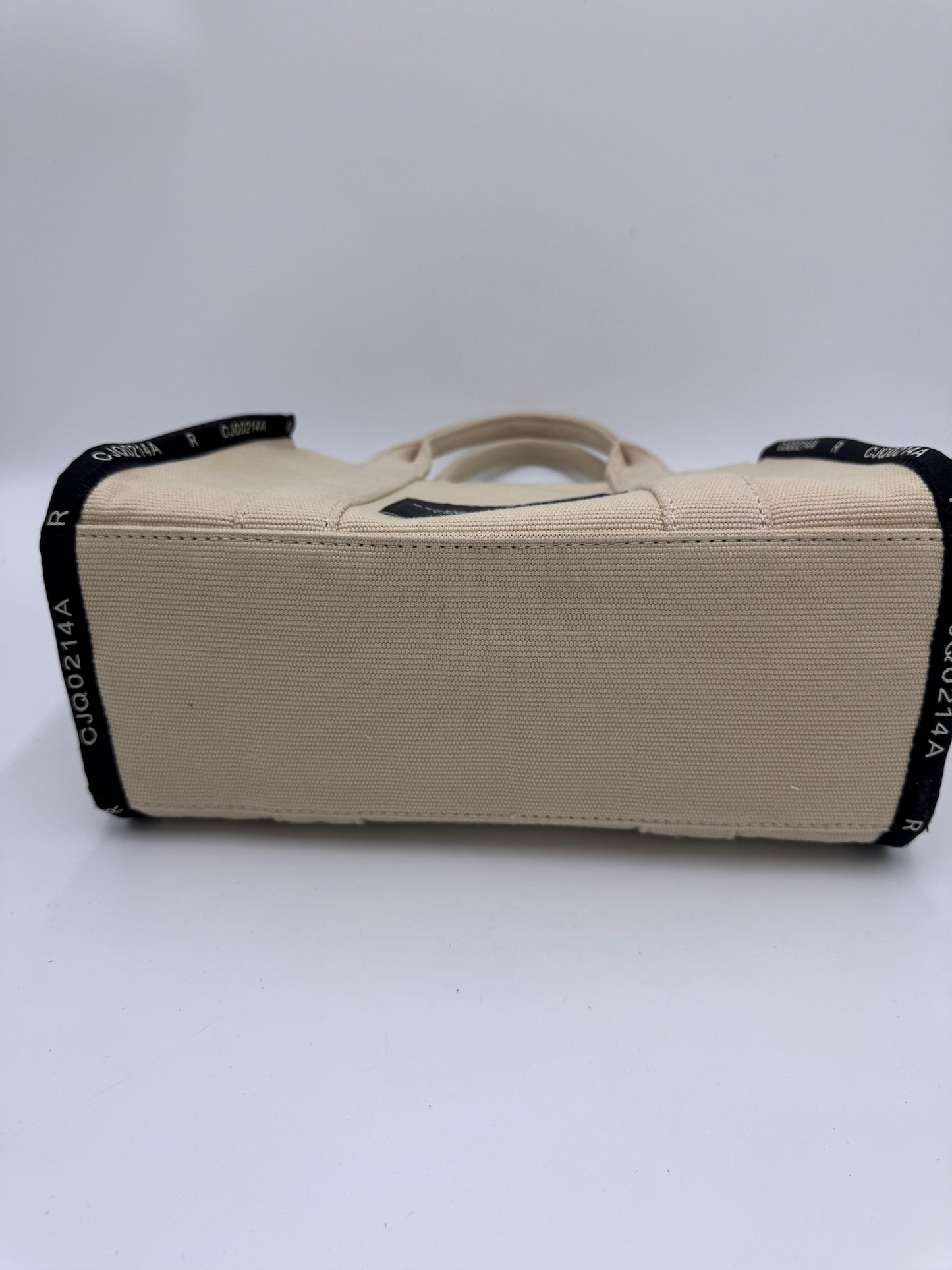 Unterseite dieser vintage Marc Jacobs Tote Bag mit edlem Look in Beige.