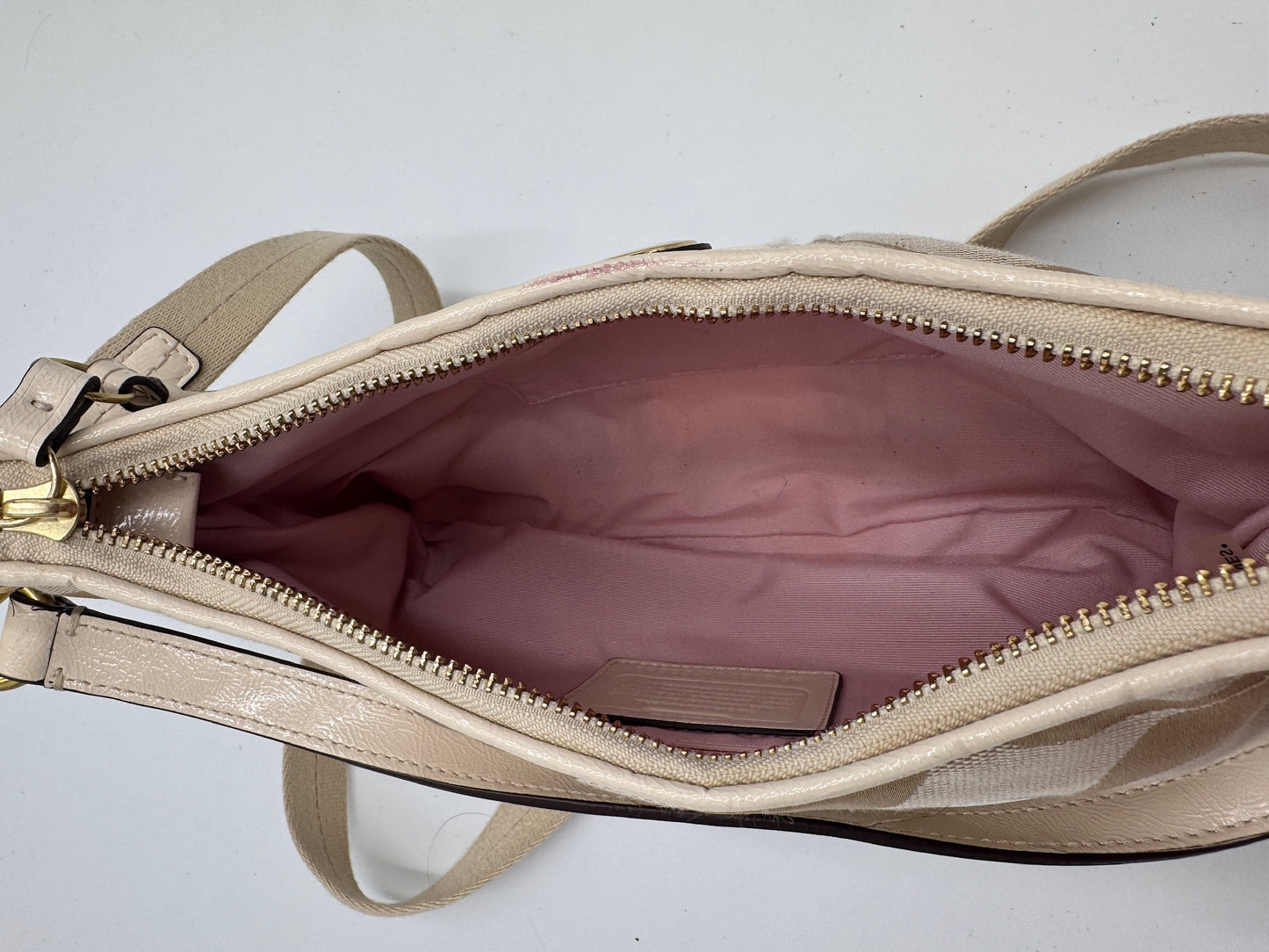Innenansicht der luxury secondhand Coach Shoulder Bag in Beige – organisiert und stilvoll.