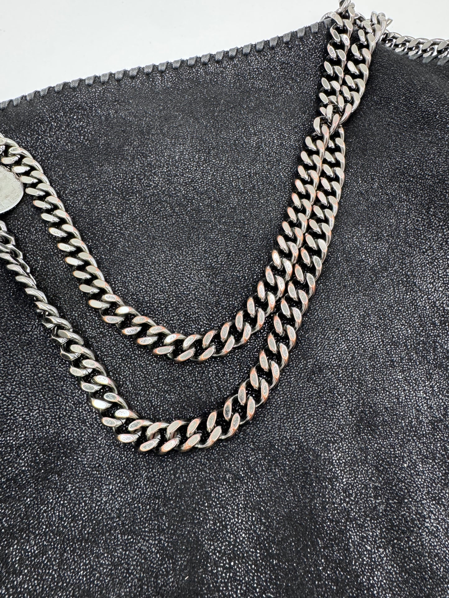 Hardware-Detailansicht der luxury secondhand Stella McCartney Falabella (2 Ketten) – glänzend in Szene gesetzt.