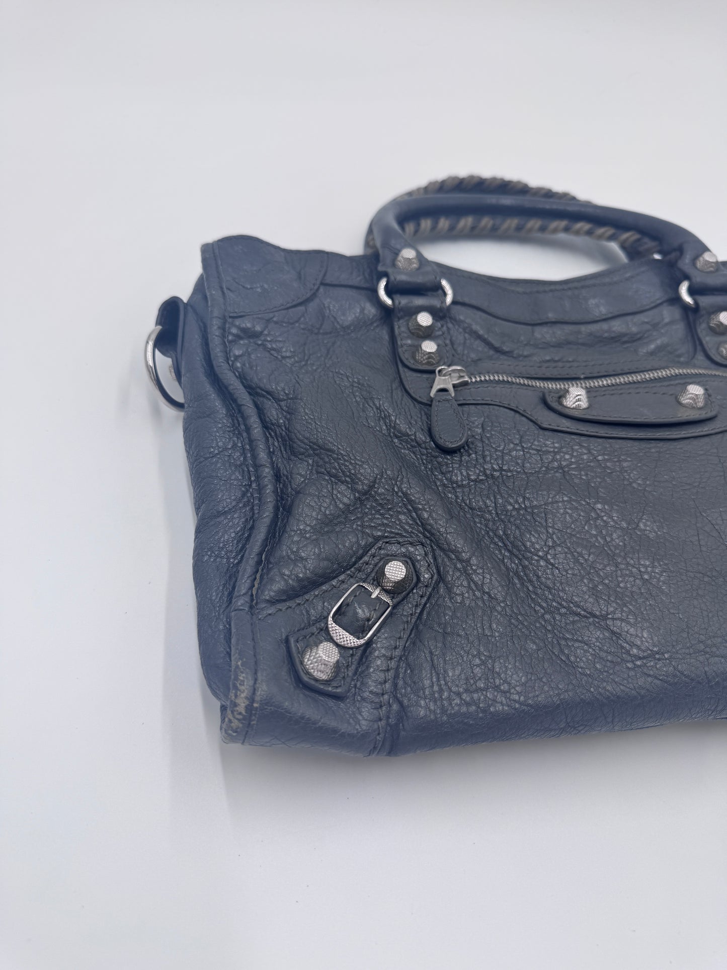 Seitliche Ansicht der Balenciaga The City Schultertasche, Details des schwarzen Leders