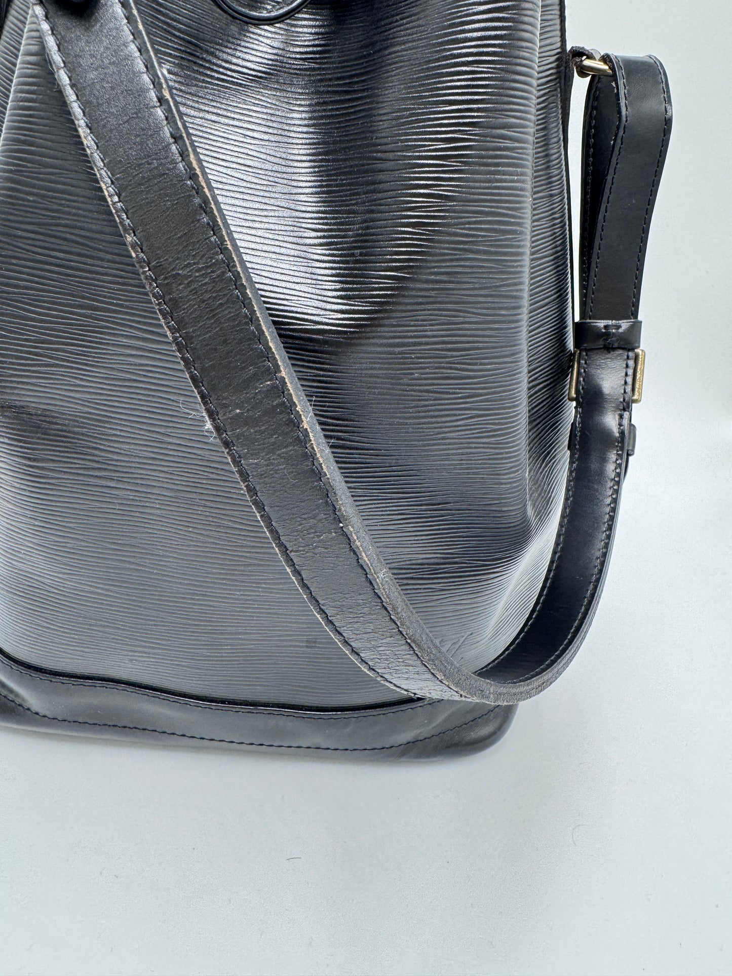Detailaufnahme des Henkels der vintage Louis Vuitton Grande Noe (schwarz).