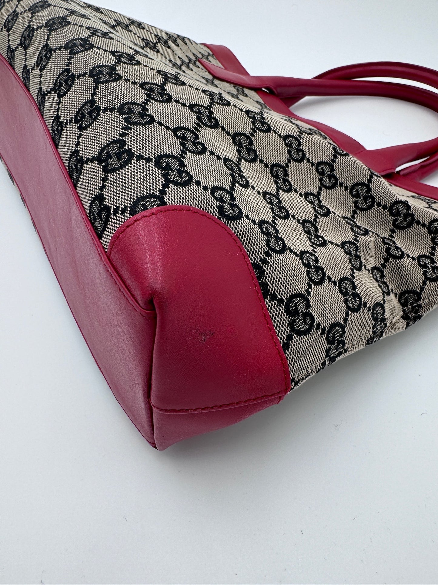 Ecken der pre-owned Gucci Shoulder bag quer, betont das elegante Profil.