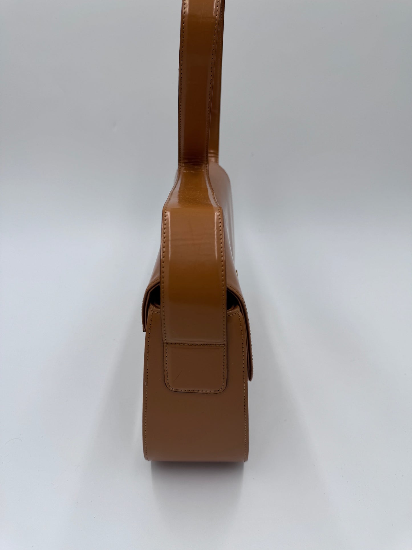 Seitliche Perspektive der vintage Saint Laurent Schultertasche, betont das elegante Profil.