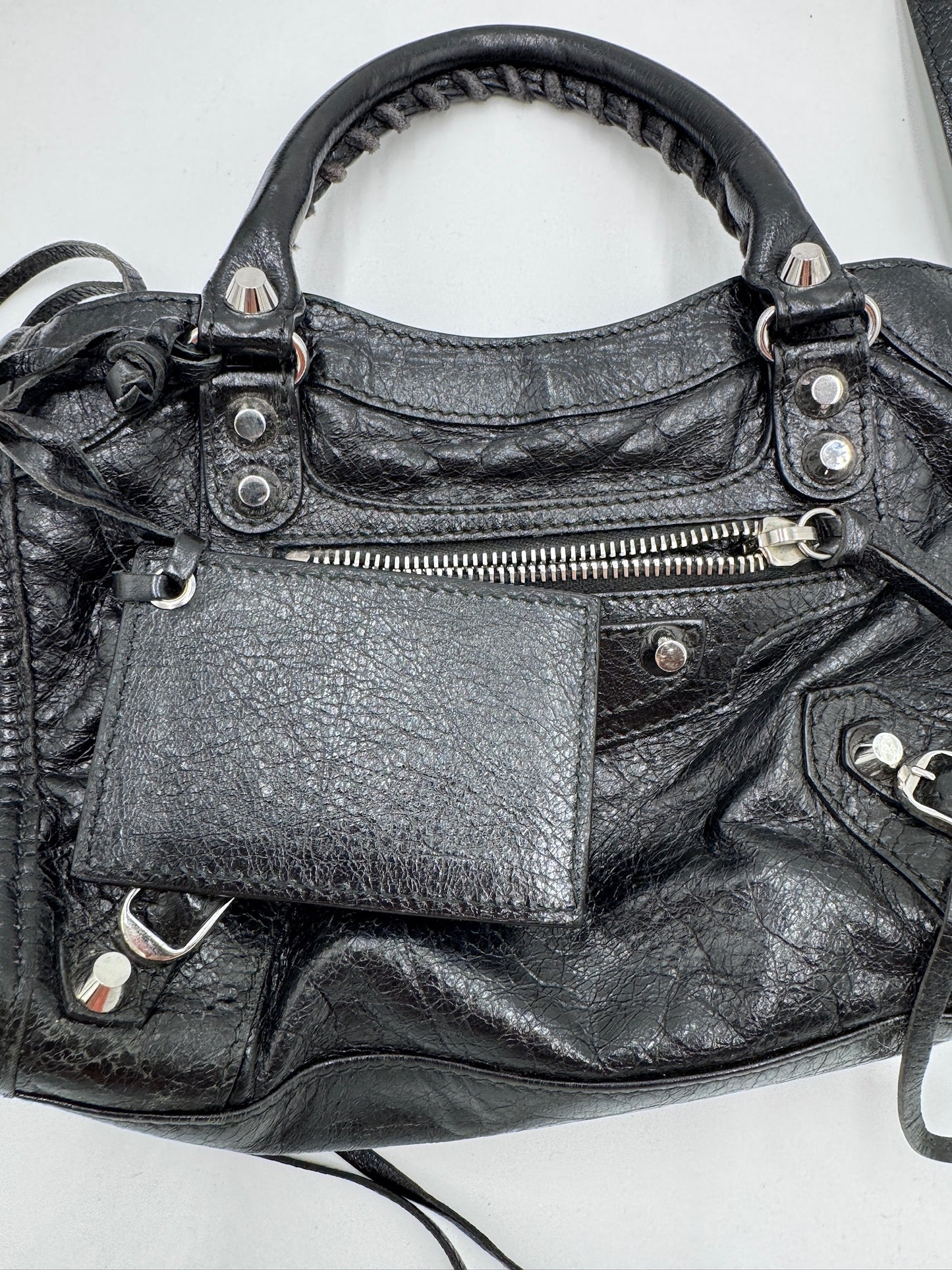 Spiegel und Hardware der Balenciaga Mini Crossbody