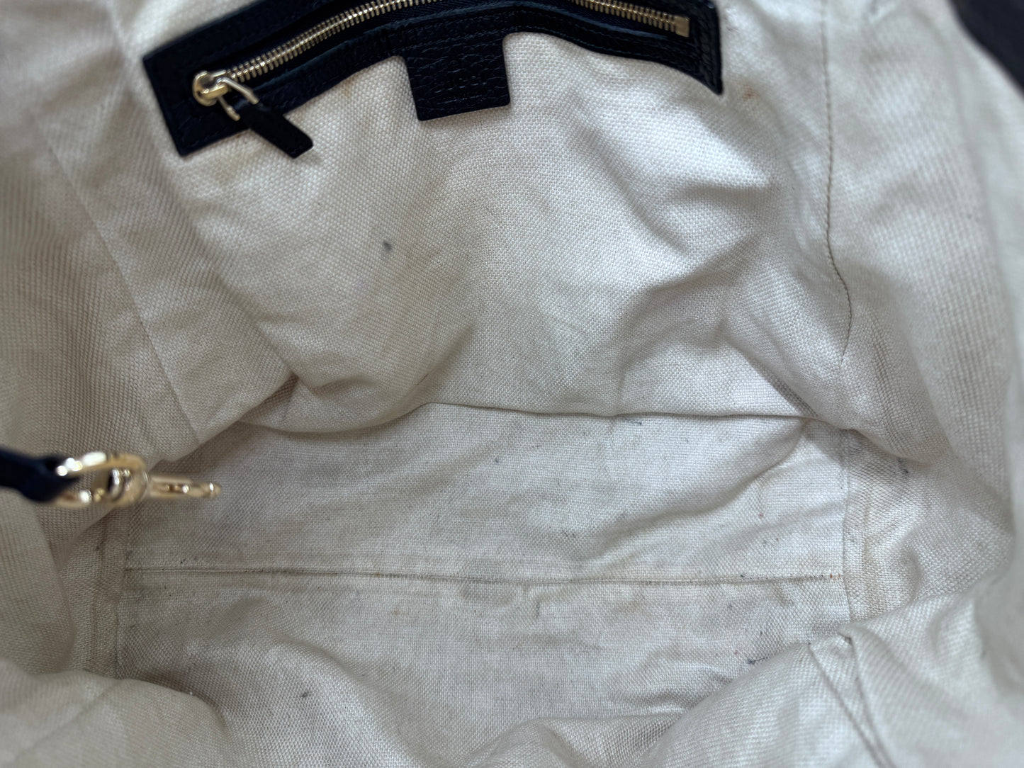 Blick ins Innere der schwarz pre-owned Gucci Soho Shoulder Bag (Schultertasche).