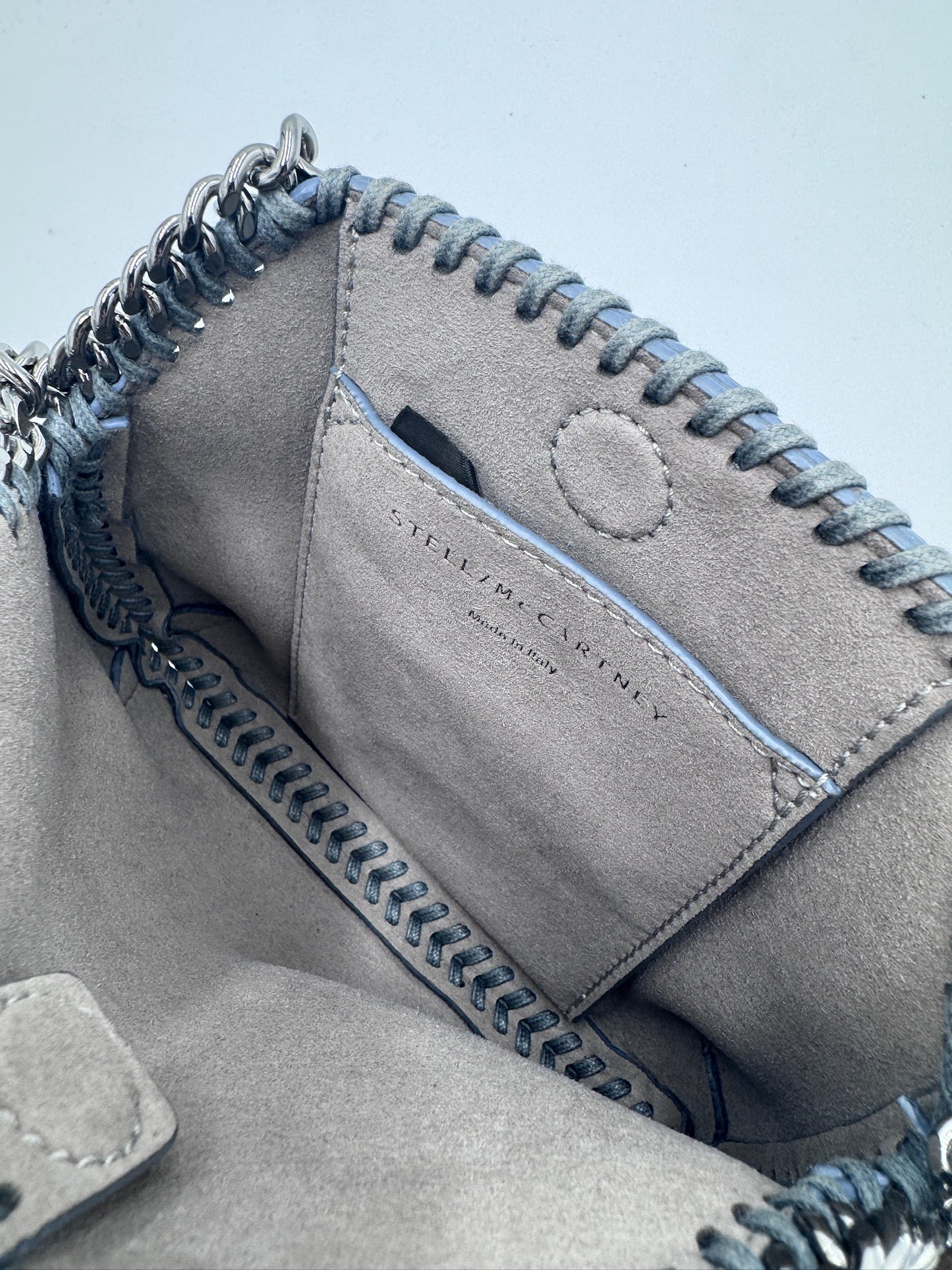 Innenraum dieser luxuriösen Stella McCartney Crossbody (Kette) – Secondhand-Stil mit Klasse.