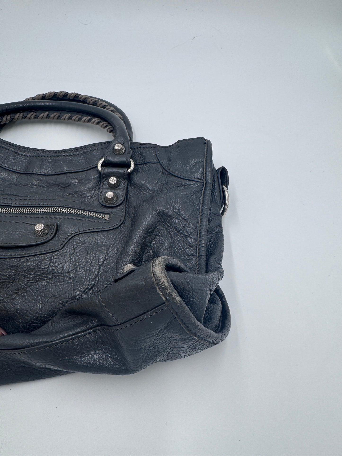 Seitliche Ansicht der Balenciaga The City Schultertasche, Details des schwarzen Leders
