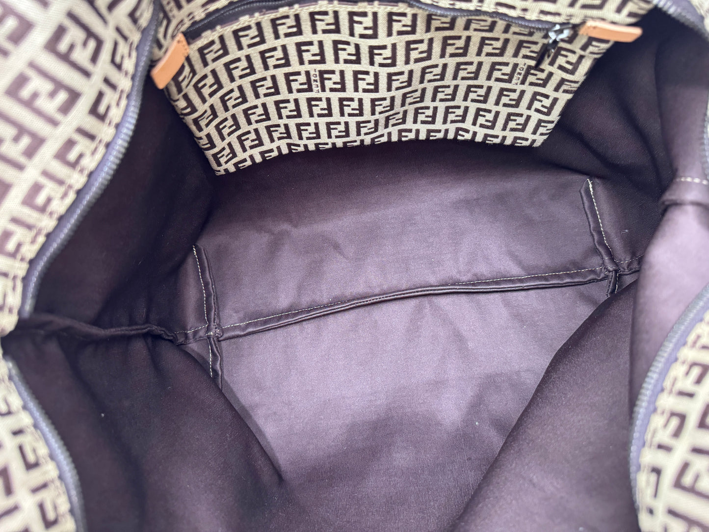 Innenraum dieser luxuriösen Fendi Zucchino Shopper – Secondhand-Stil mit Klasse.