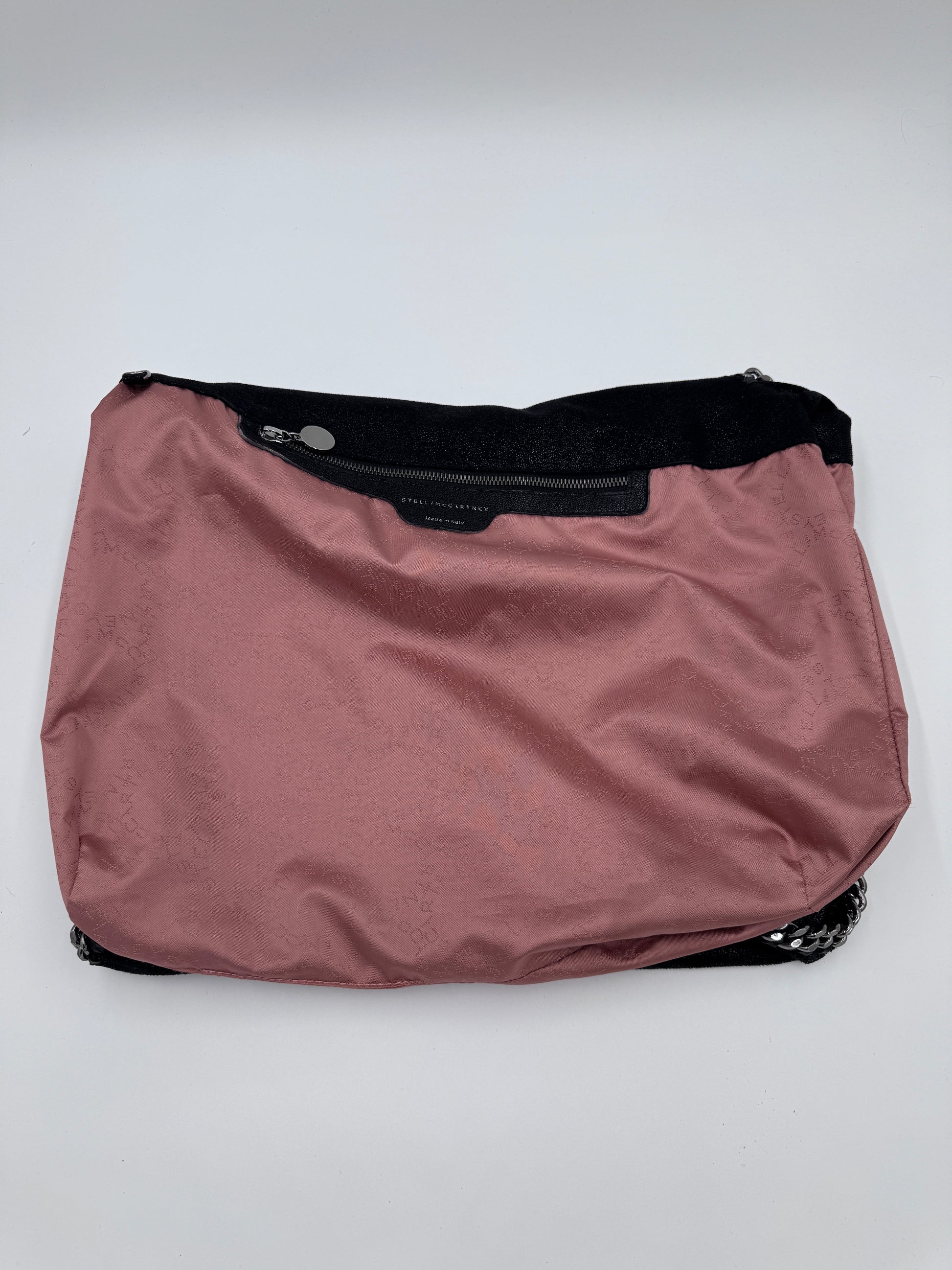 Innenansicht der pre-owned Stella McCartney Falabella (2 Ketten) in schwarz – organisiert und stilvoll.