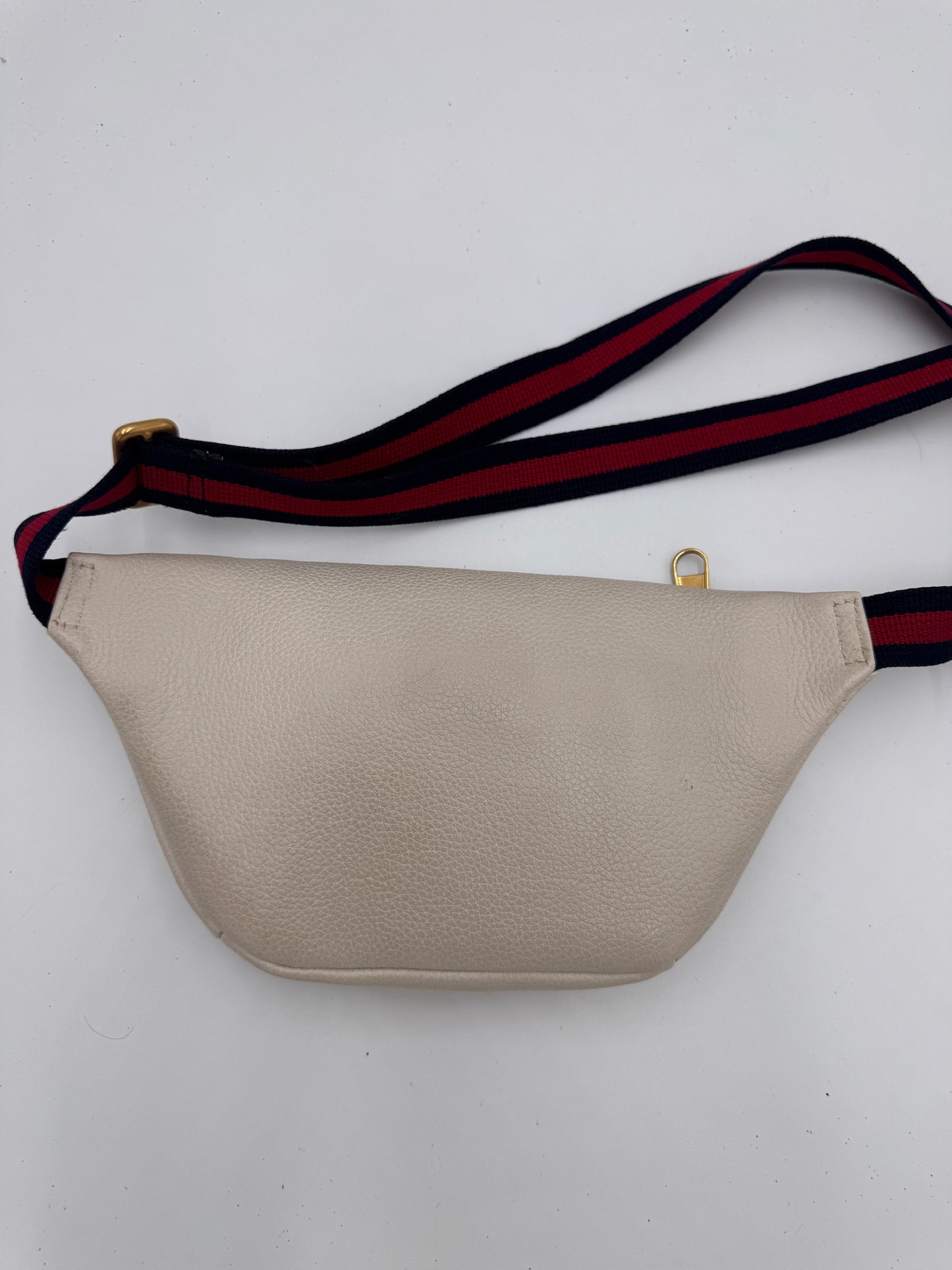 Detailansicht des Rückteils der Gucci Bauchtasche (Beige).