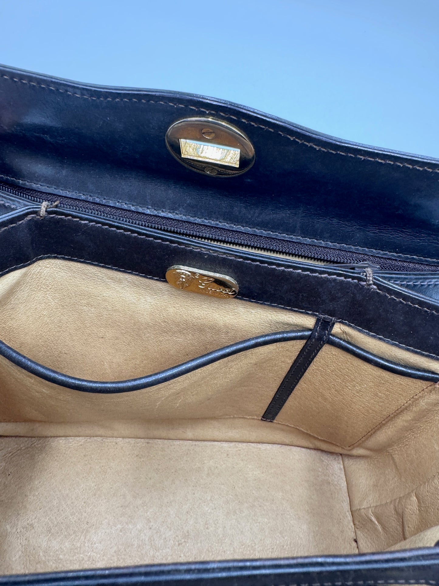 Blick ins Innere der schwarz secondhand Gucci Schultertasche (Schultertasche).