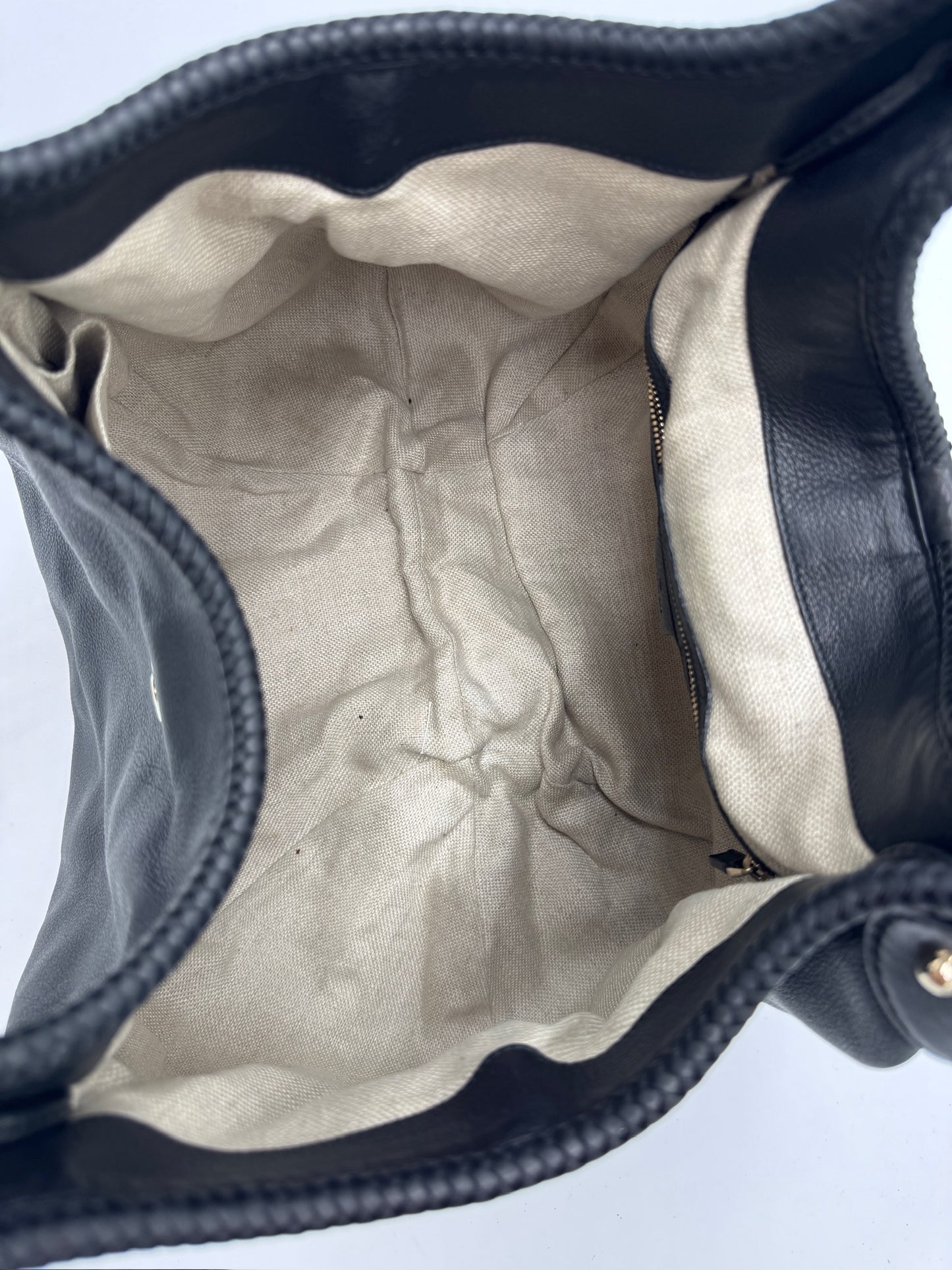 Innenraum dieser luxuriösen Gucci Shopper – Secondhand-Stil mit Klasse.