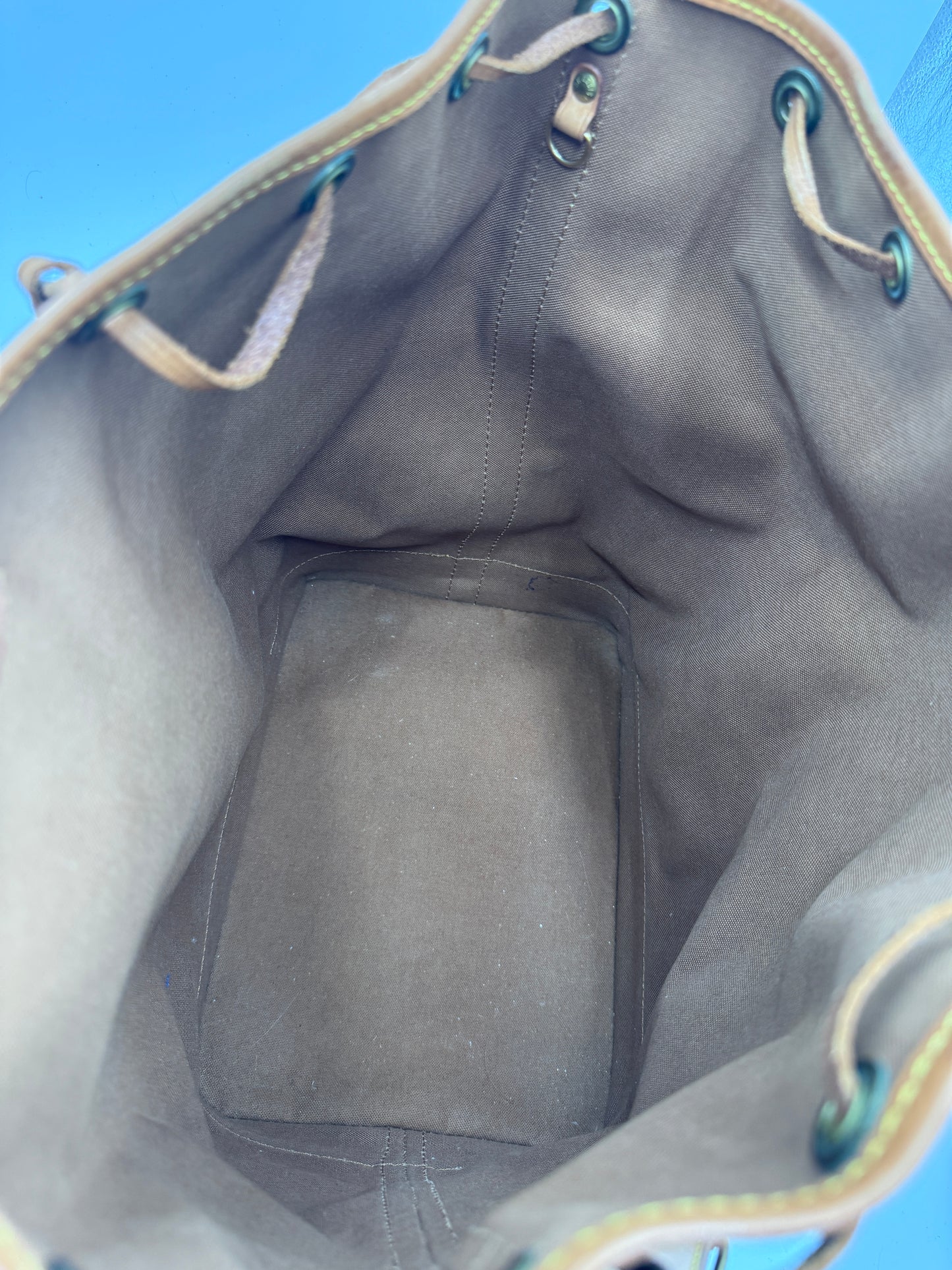 Innenraum dieser luxuriösen Louis Vuitton Noe Grande – Secondhand-Stil mit Klasse.
