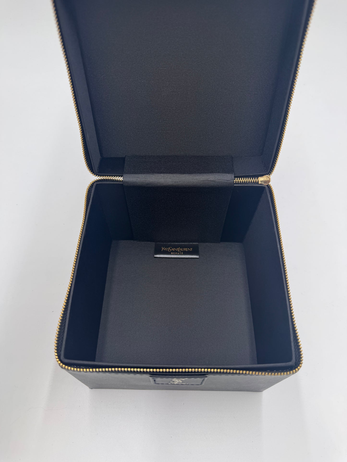Yves Saint Laurent Necessaire
