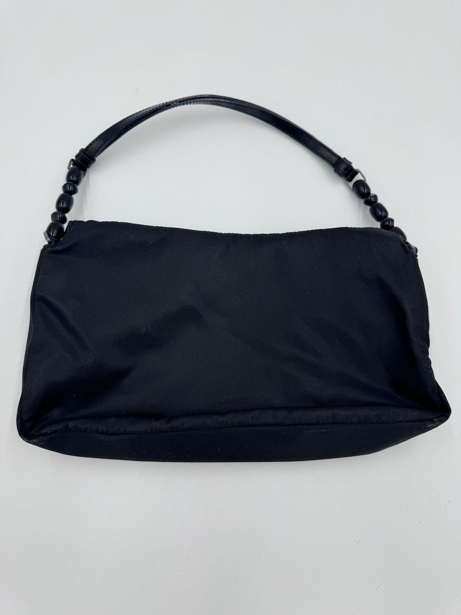 Detailansicht des Rückteils der Dior Shoulder Bag (schwarz).