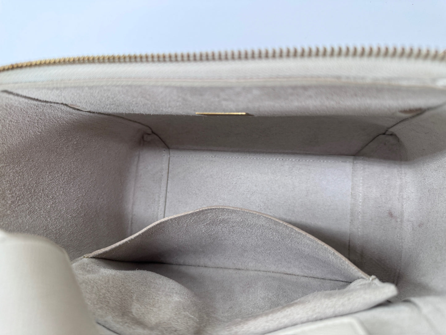 Innenansicht der Celine Belt Bag Bauchtasche in weiss creme des Stoffes