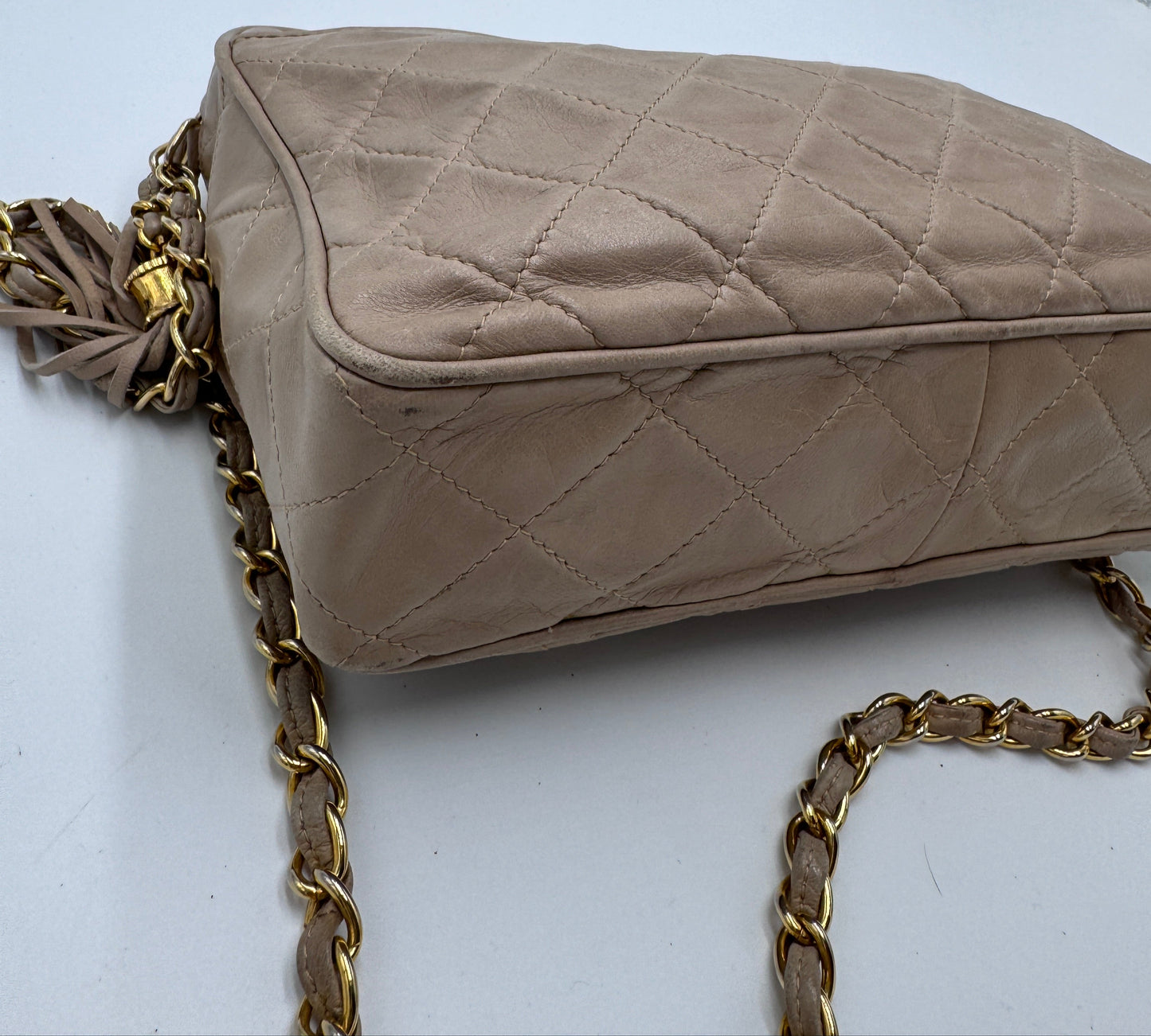 Unterseite dieser preloved Chanel Vintage Camera Bag mit edlem Look in beige / creme.