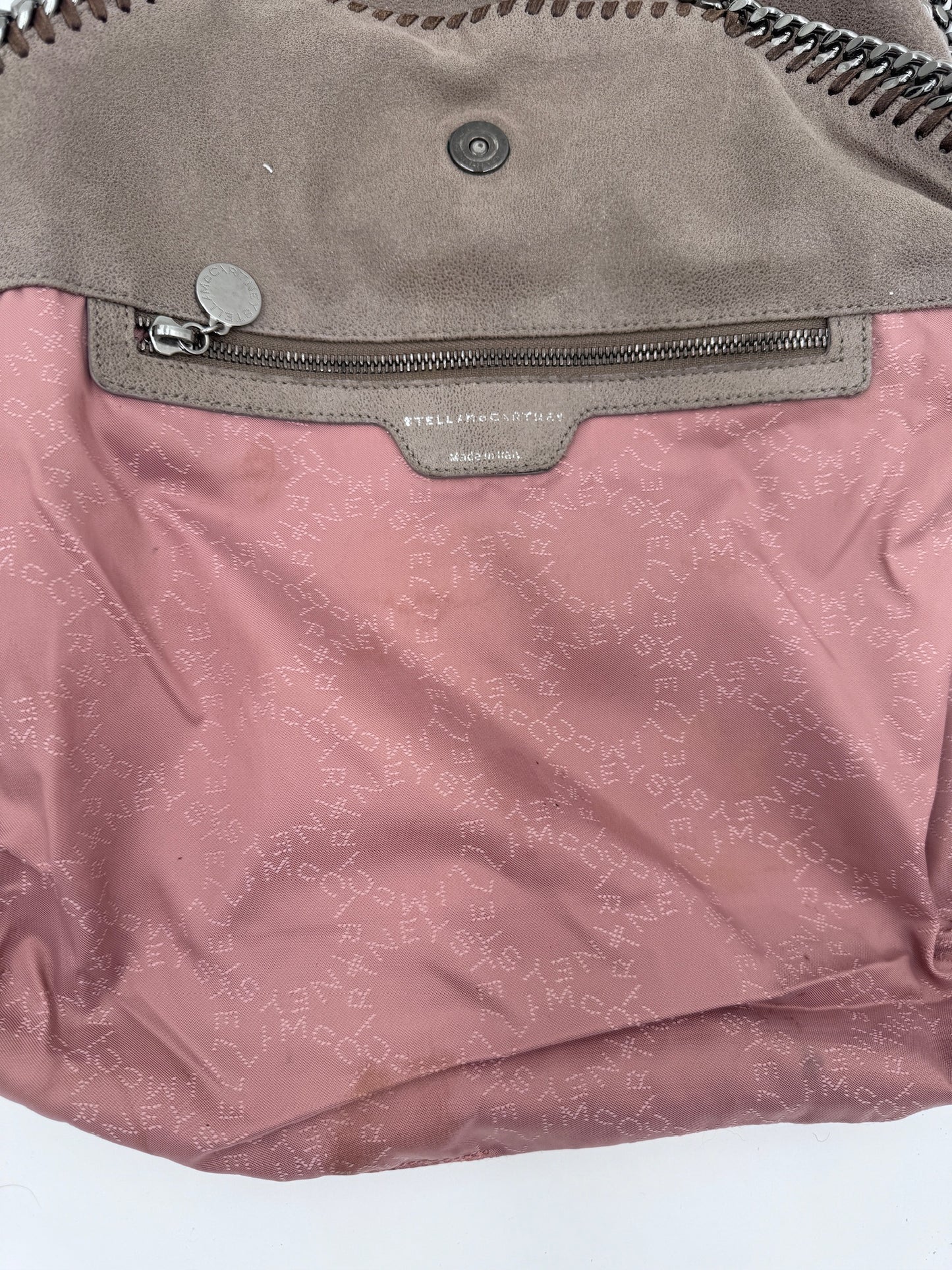 Innenansicht der pre-owned Stella McCartney Falabella in beige / creme – organisiert und stilvoll.