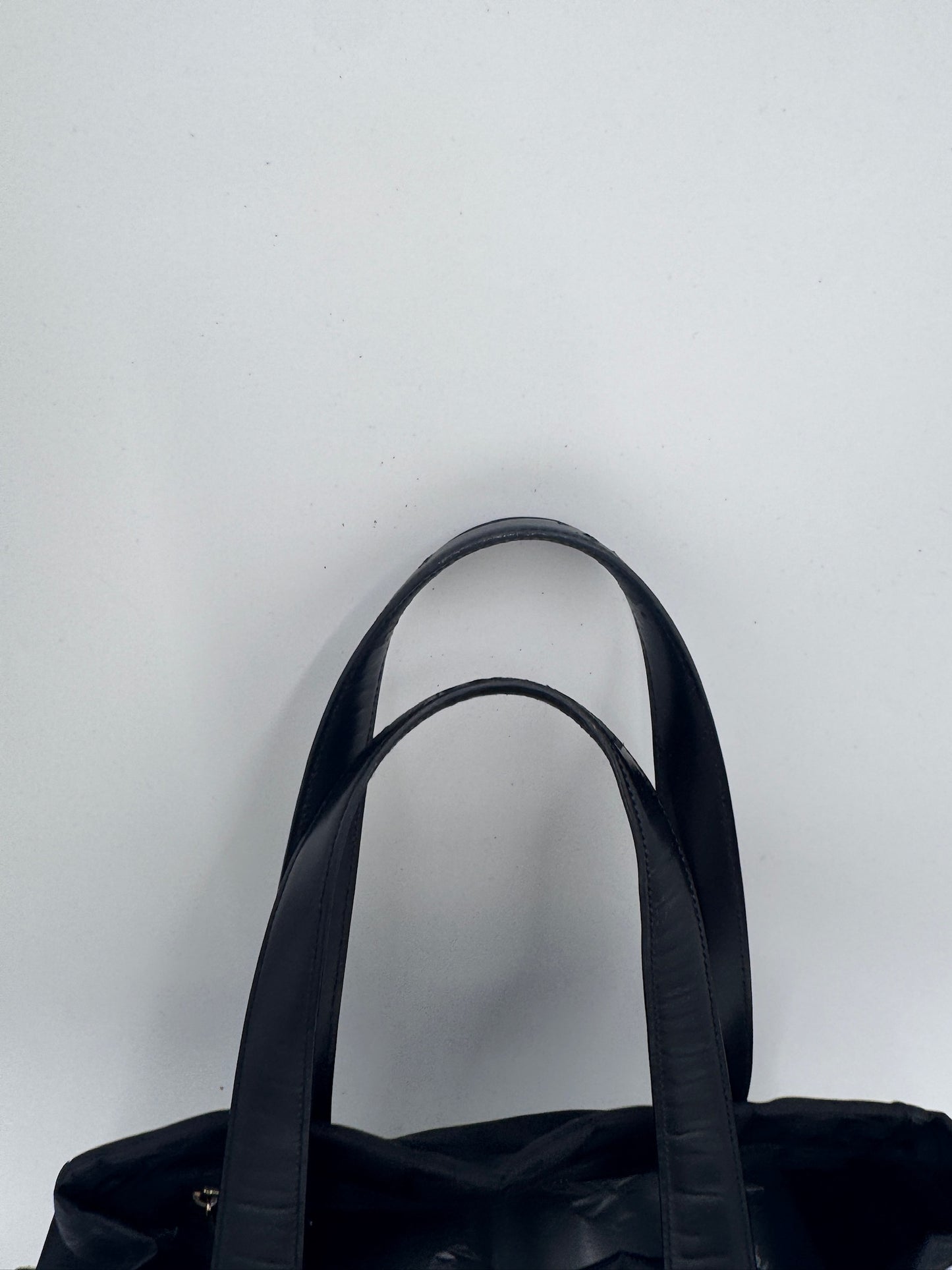 Detailaufnahme des Henkels der pre-owned Chanel Shopper Stoff (Schwarz).