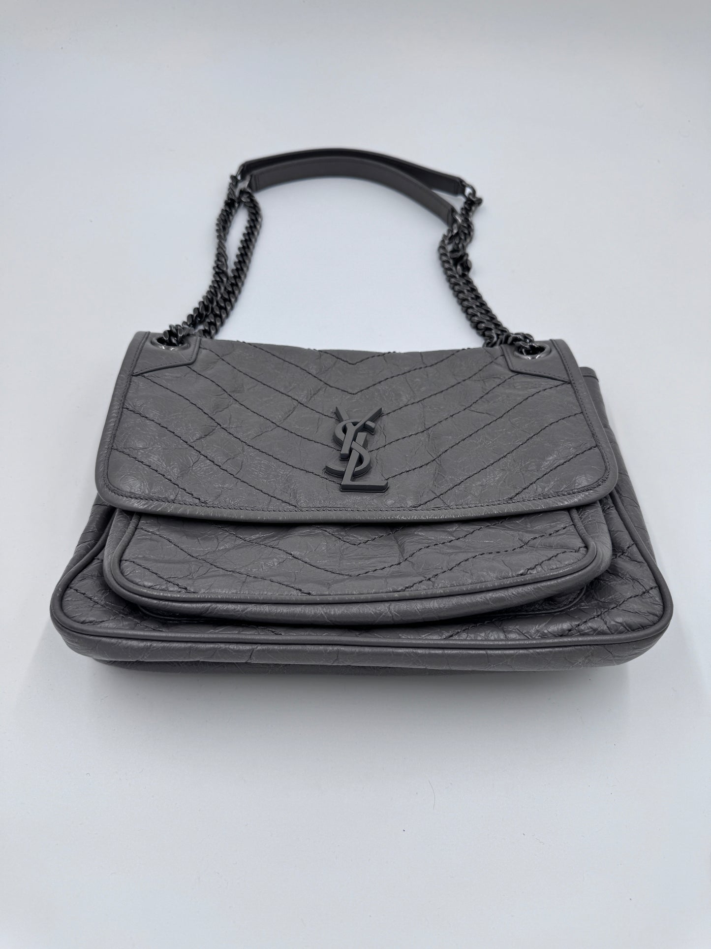 Bodenansicht der grau Saint Laurent Niki Medium, Schultertasche-Design.