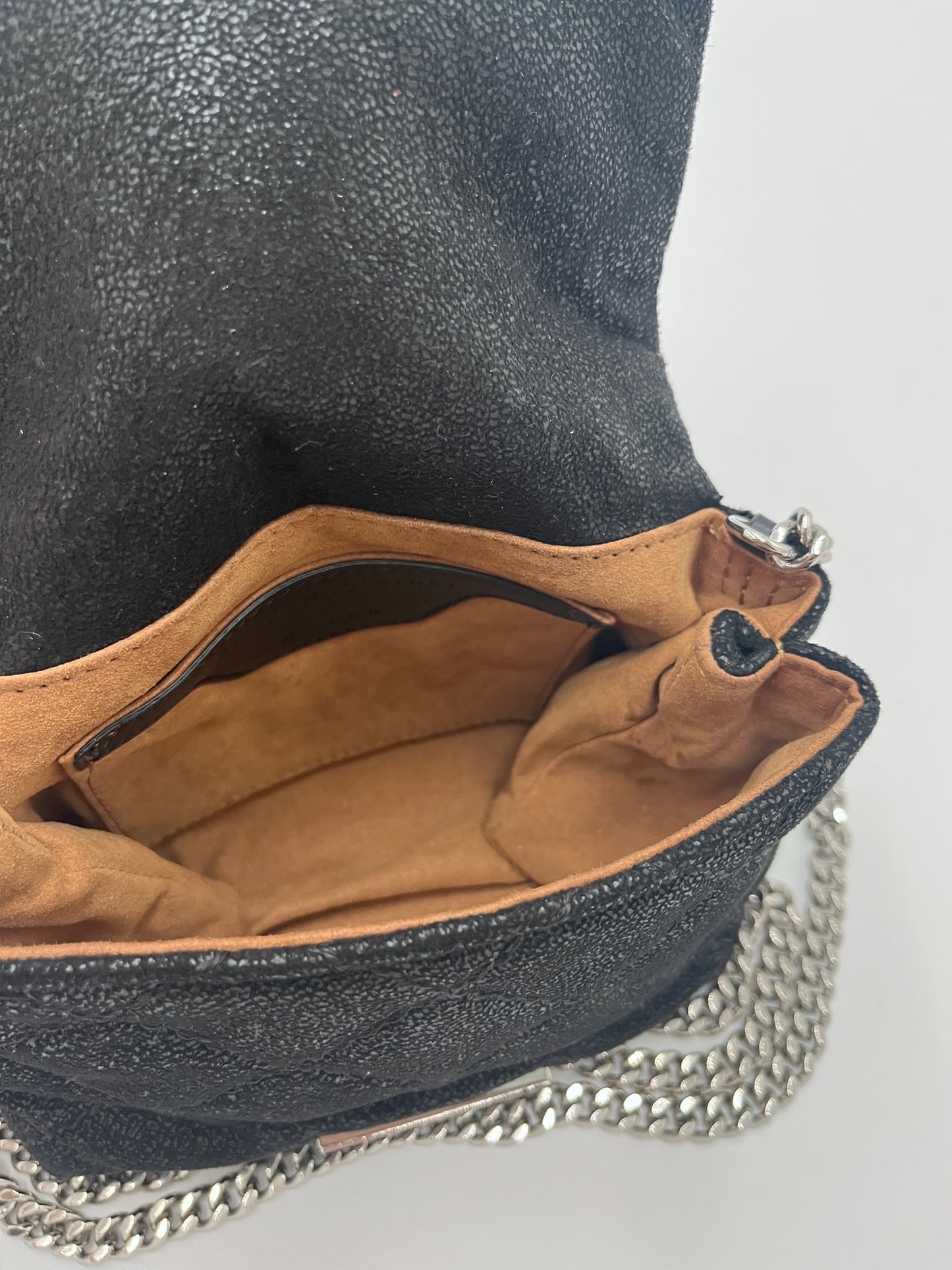 Innenansicht der luxury secondhand Stella McCartney Crossbody Mini Allegra in schwarz – organisiert und stilvoll.