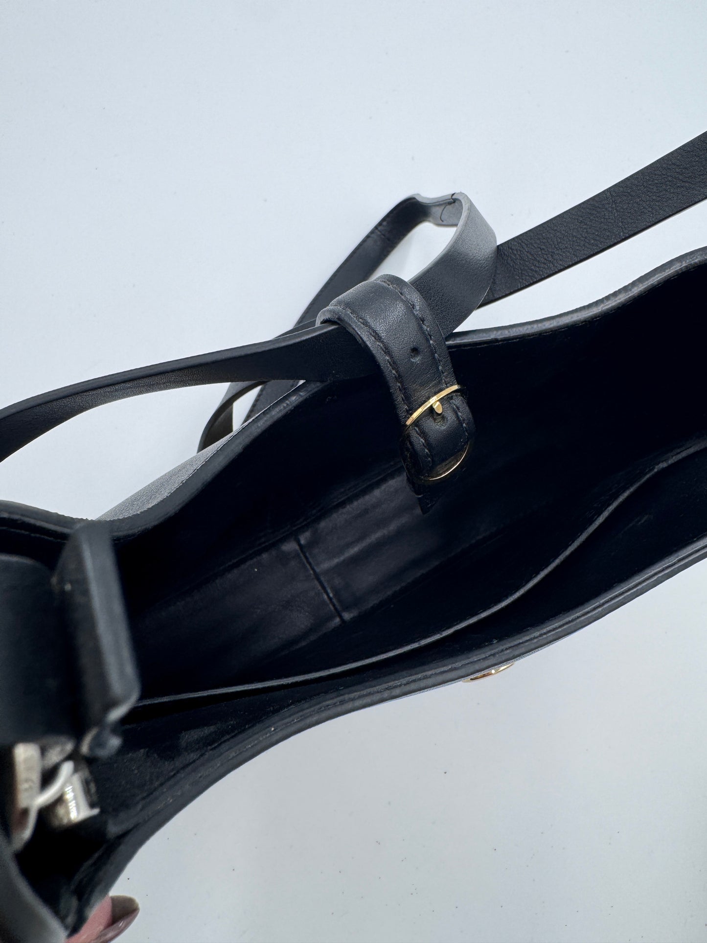 Innenansicht der pre-owned Loewe Joyce Bag in schwarz – organisiert und stilvoll.