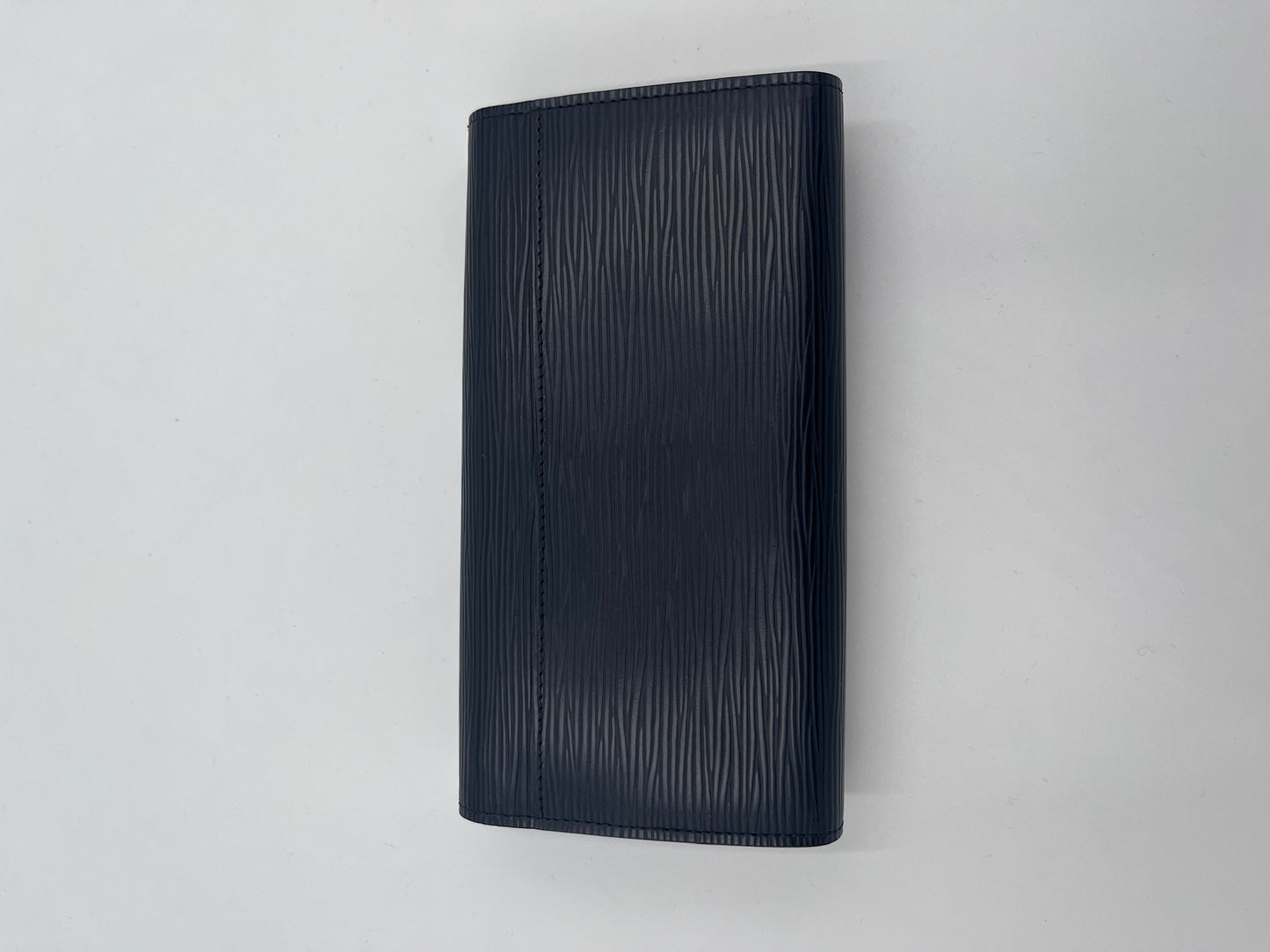 Detailansicht des Rückteils der Louis Vuitton Portemonnaie (schwarz).