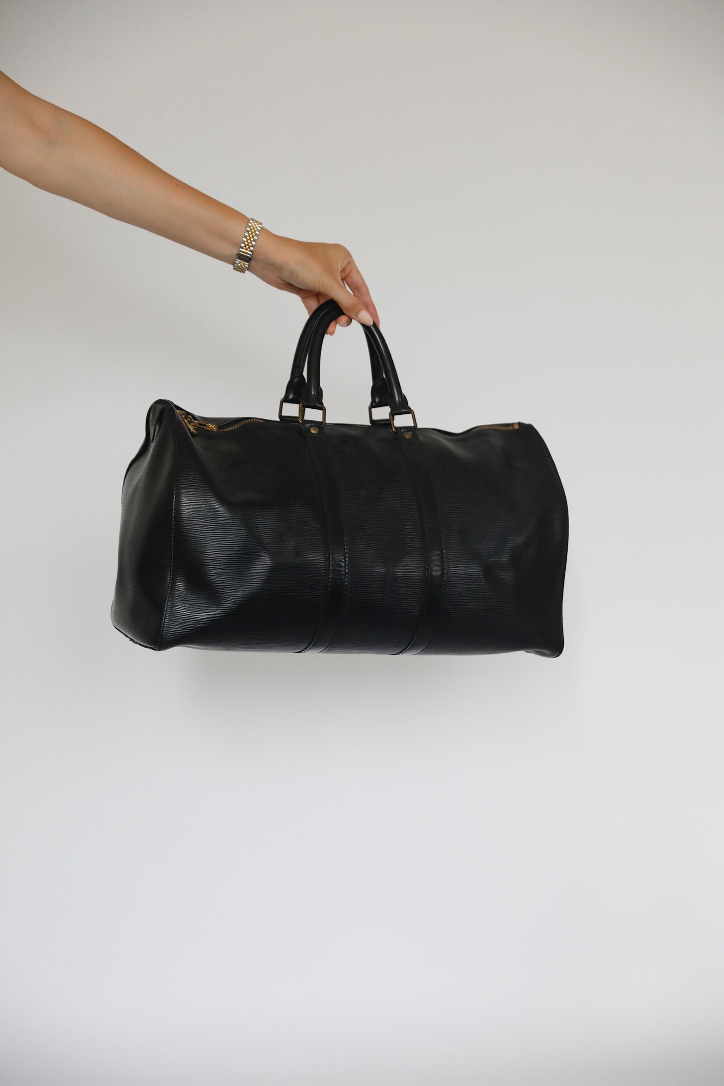 Frontalansicht der preloved Louis Vuitton Keppall 45 in schwarz.