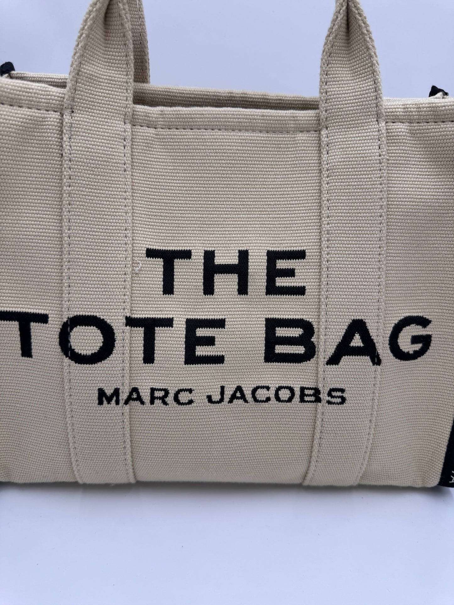 Nahaufnahme der preloved Marc Jacobs Tote Bag – feinste Details in Beige.