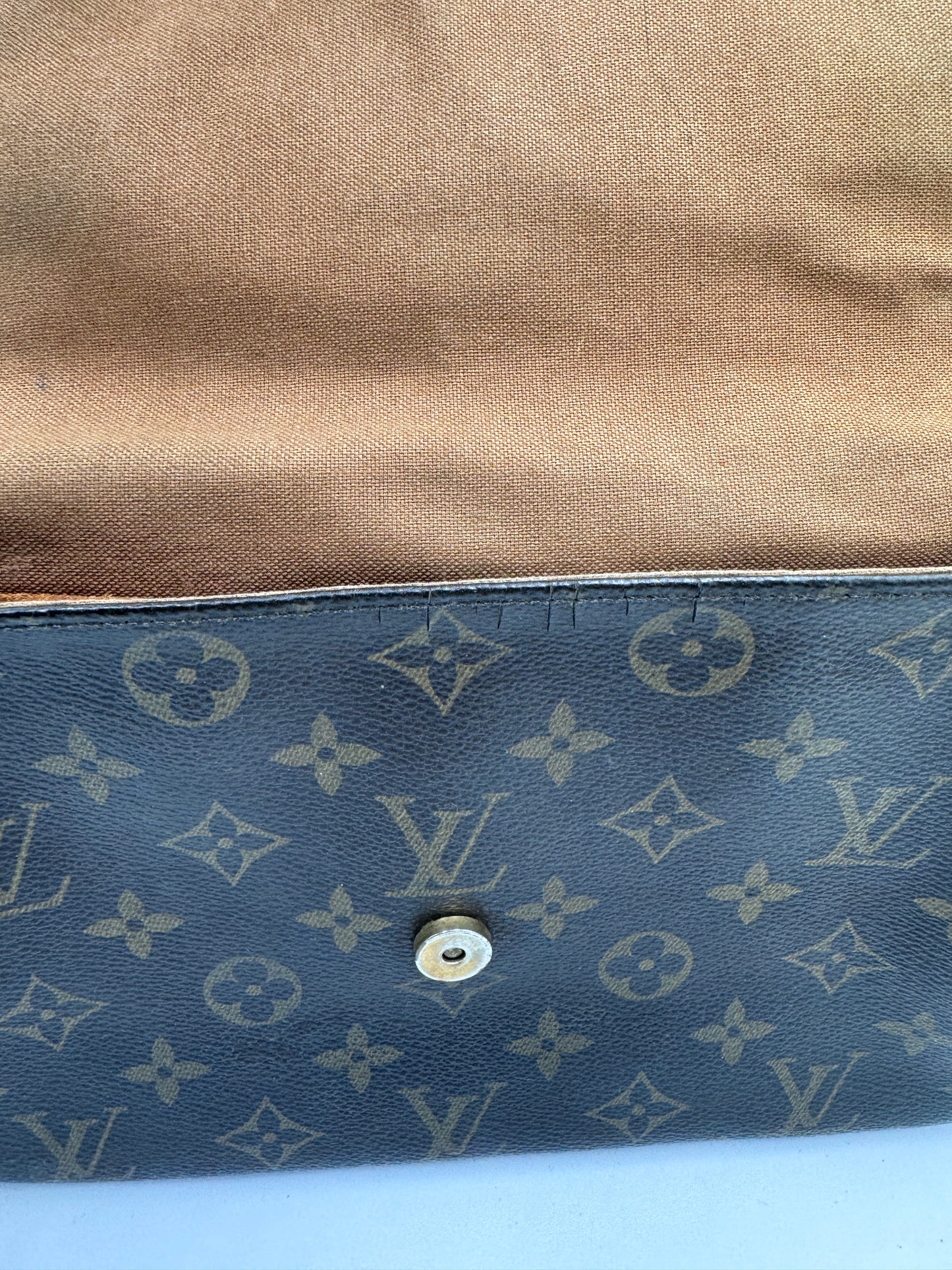 Nahaufnahme der pre-owned Louis Vuitton Looping Quer – feinste Details in monogram.