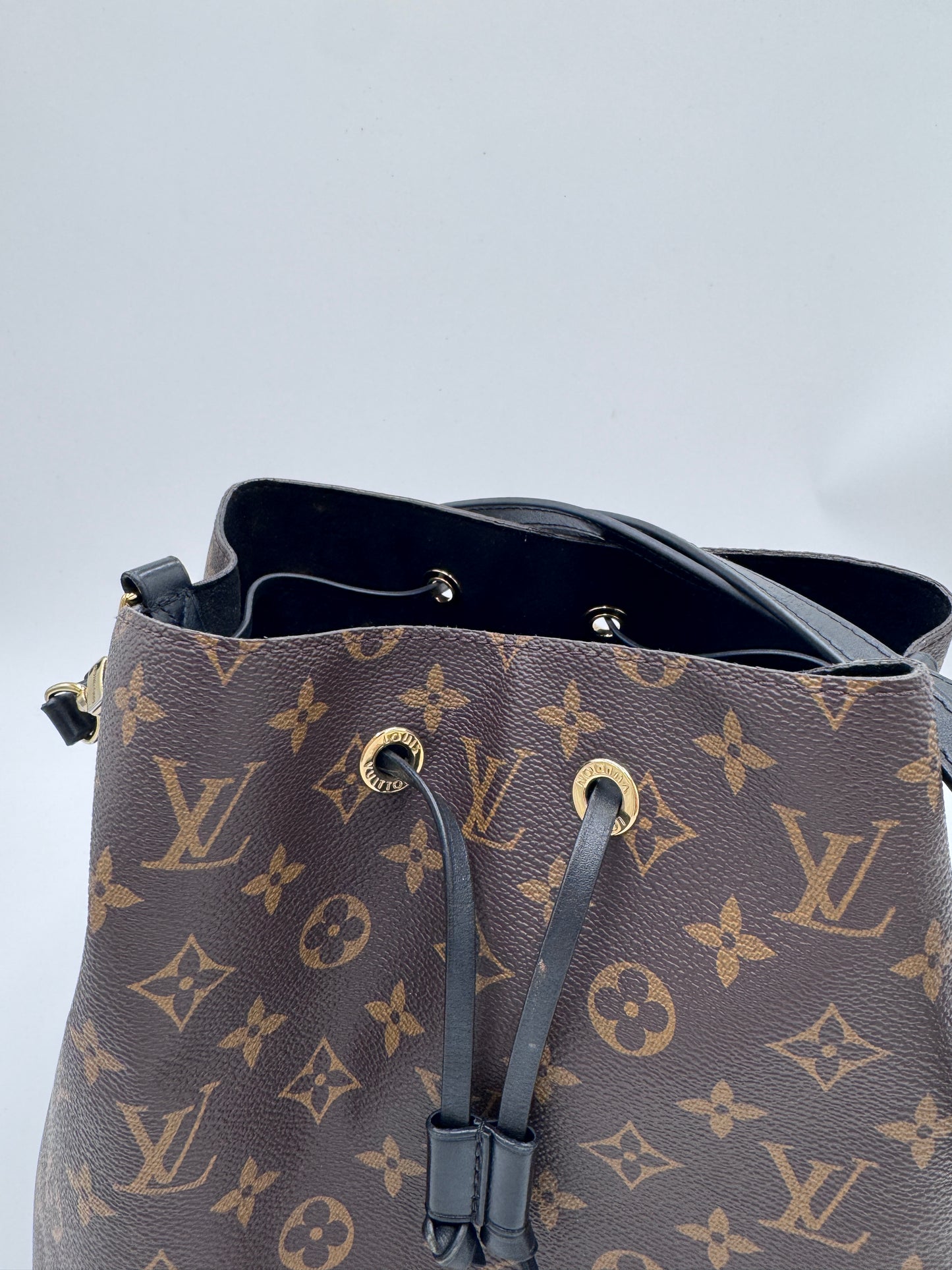 Metallelemente der Louis Vuitton NeoNoe (monogram), hochwertig verarbeitet.