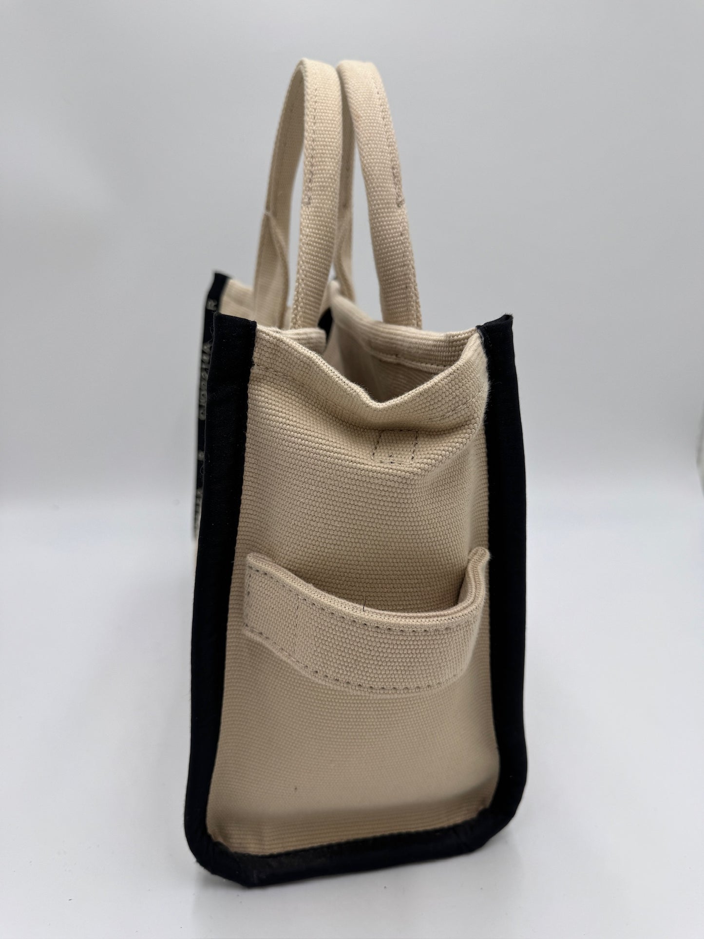 Seitliche Perspektive der pre-owned Marc Jacobs Tote Bag, betont das elegante Profil.