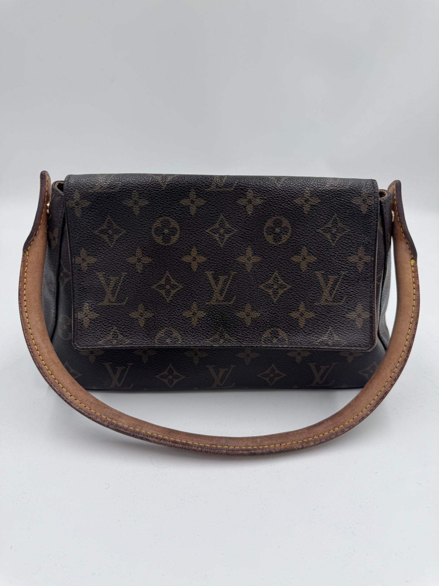 Gesamtdarstellung dieser stilvollen pre-owned Louis Vuitton Looping Quer (monogram).