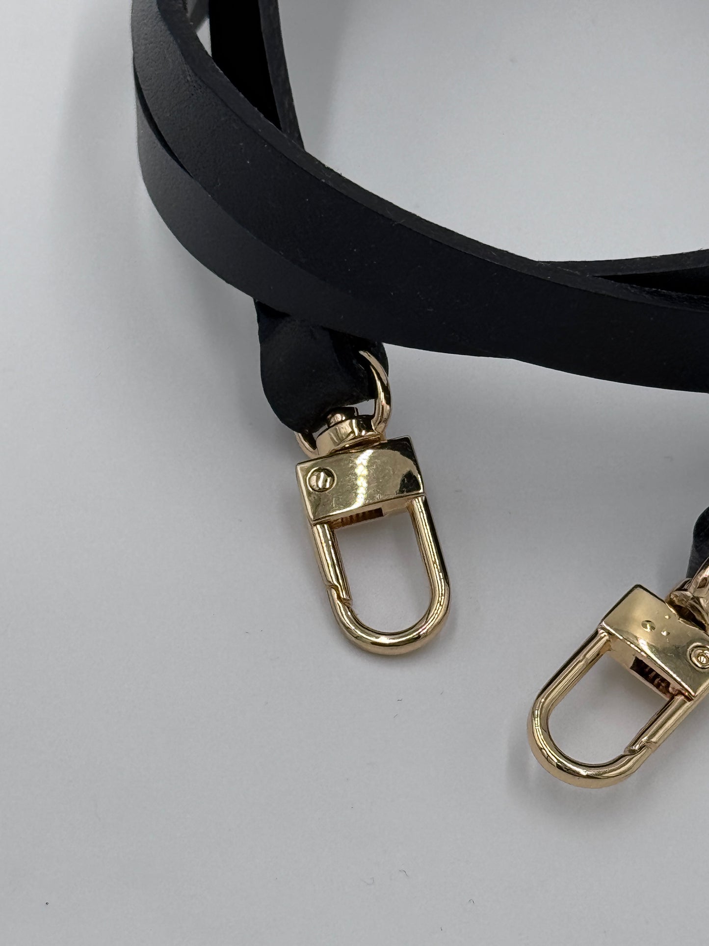 Schulterriehmen / Henkel Leder schwarz gold hardware detail
