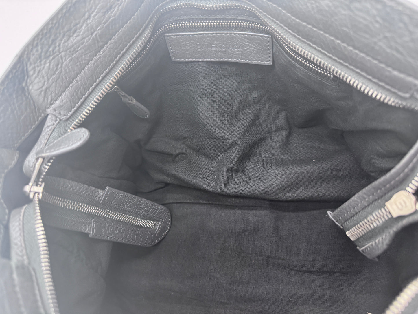 Innenansicht der Balenciaga The City Schultertasche