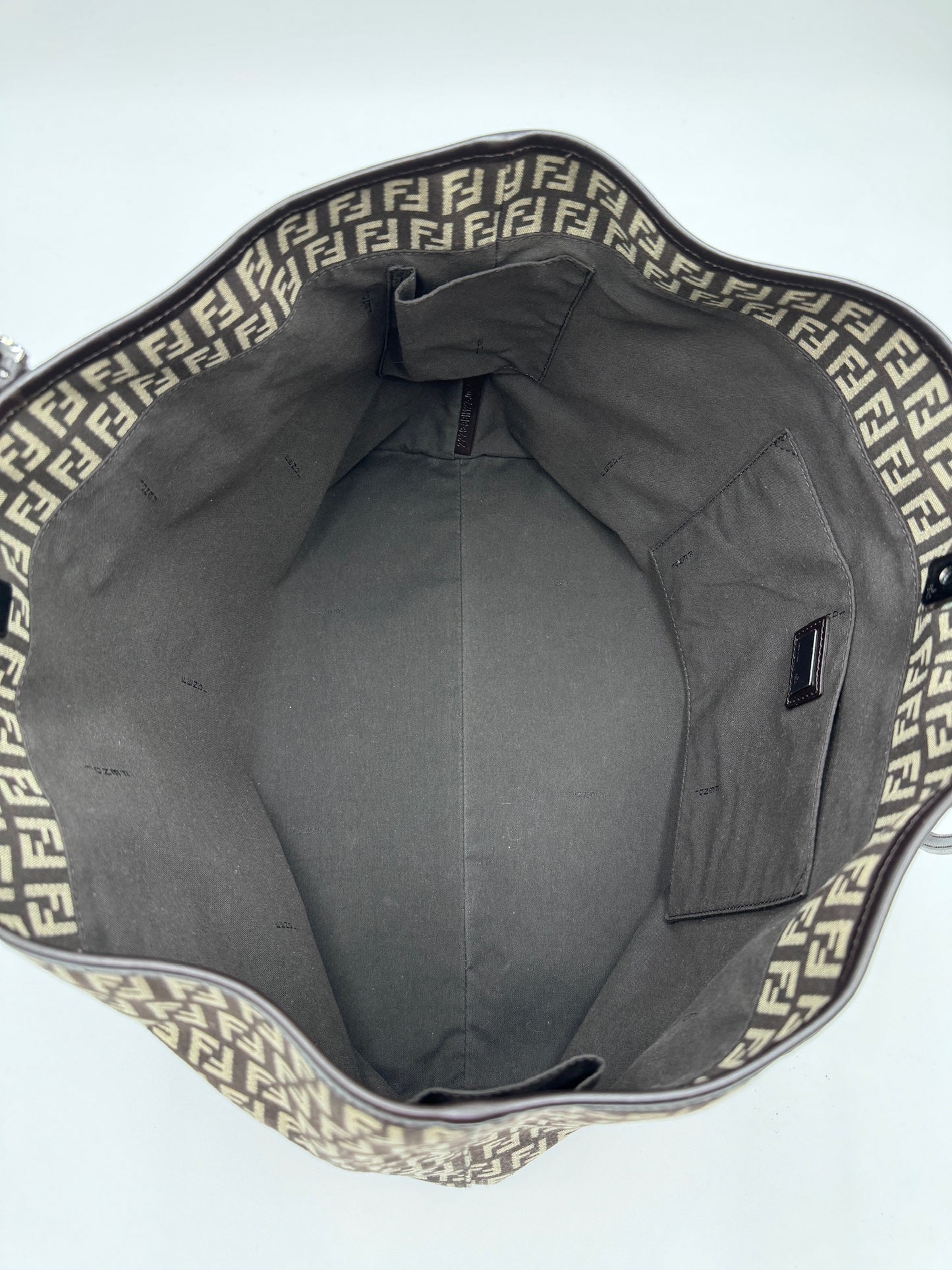 Innenansicht der pre-owned Fendi Shopper in braun – organisiert und stilvoll.