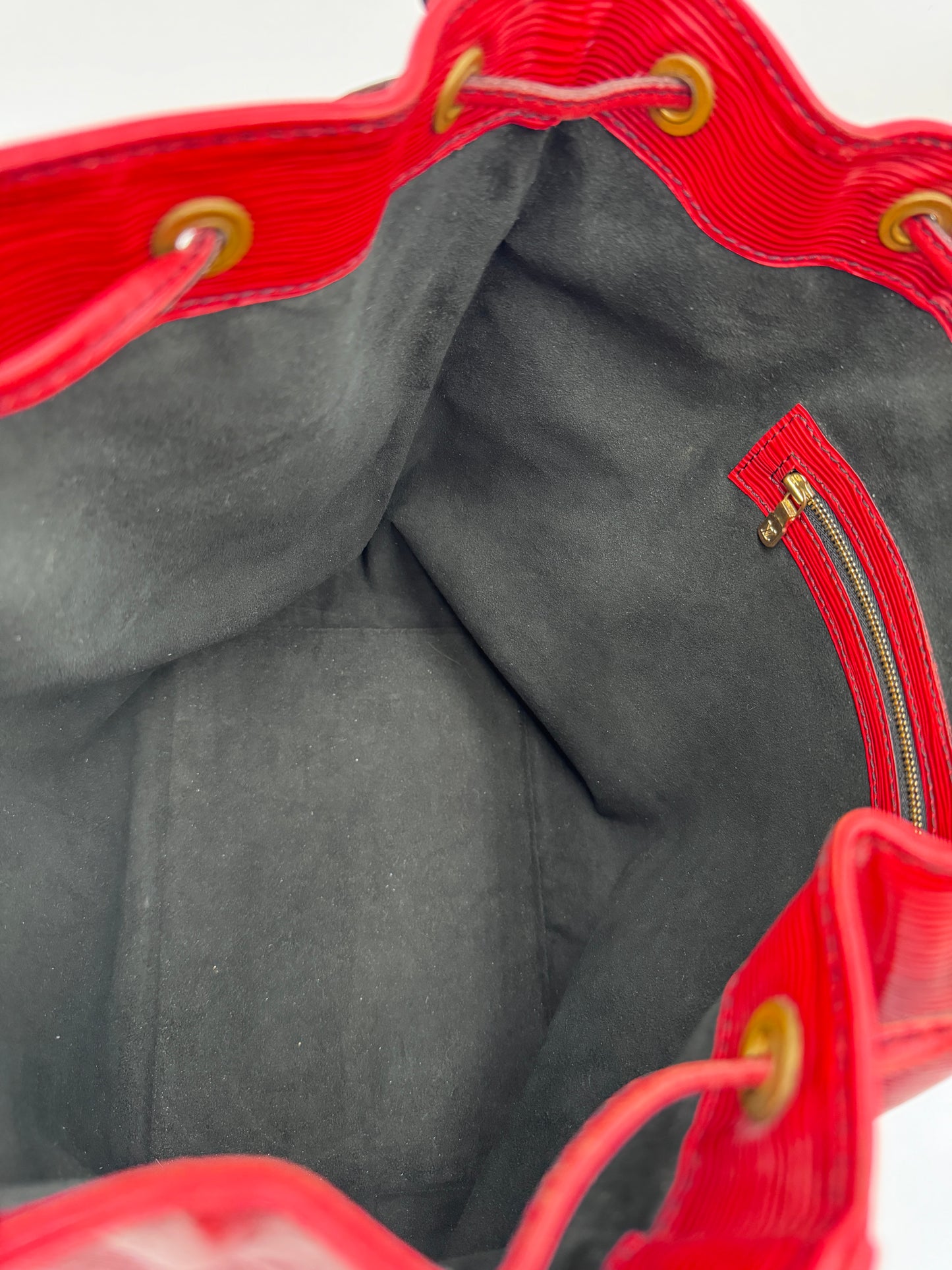Innenraum dieser luxuriösen Louis Vuitton Noe Grande – Secondhand-Stil mit Klasse.