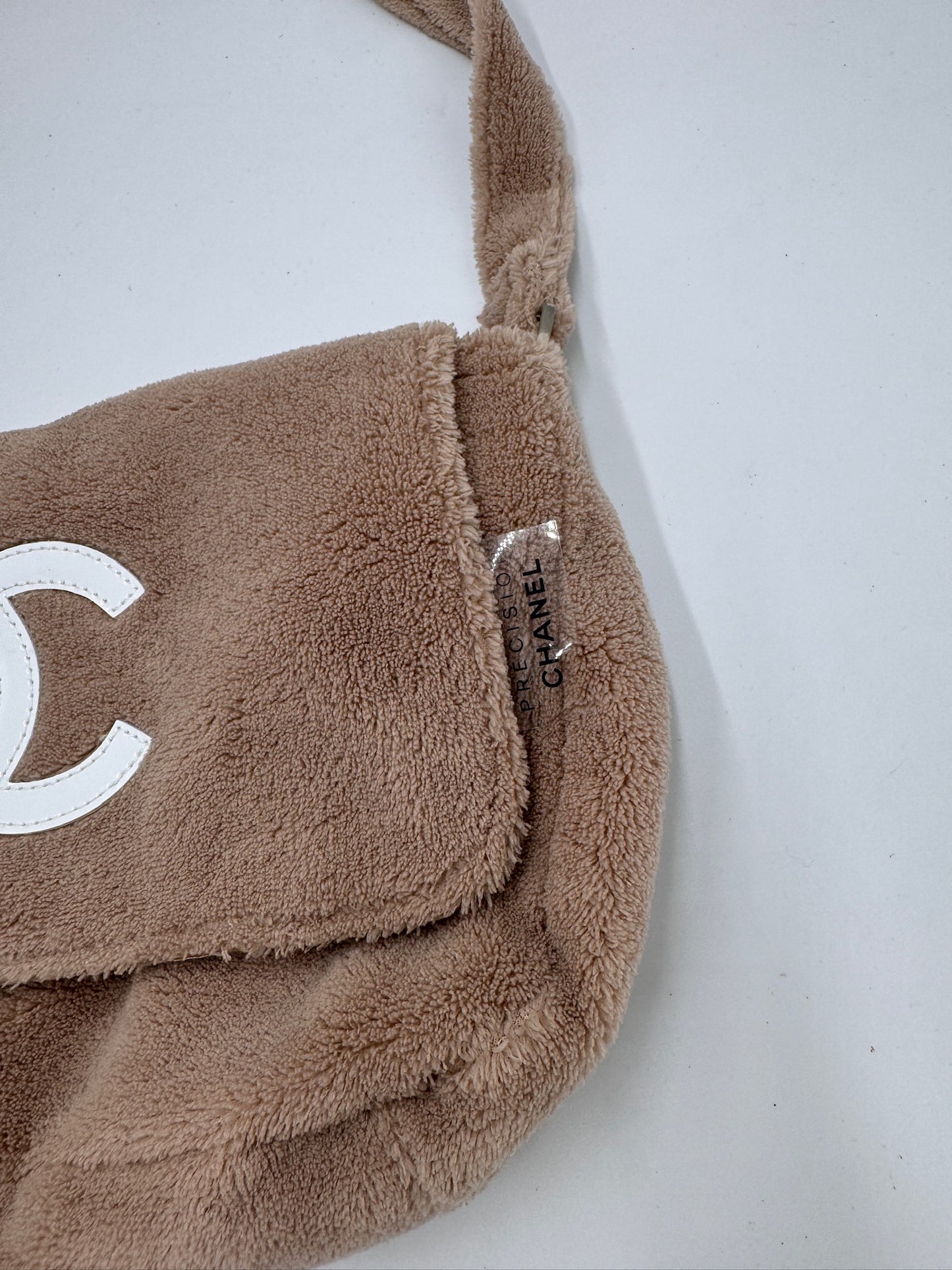 Akzente & Hardware dieser Beige pre-owned Chanel Schultertasche Pepper im Fokus.