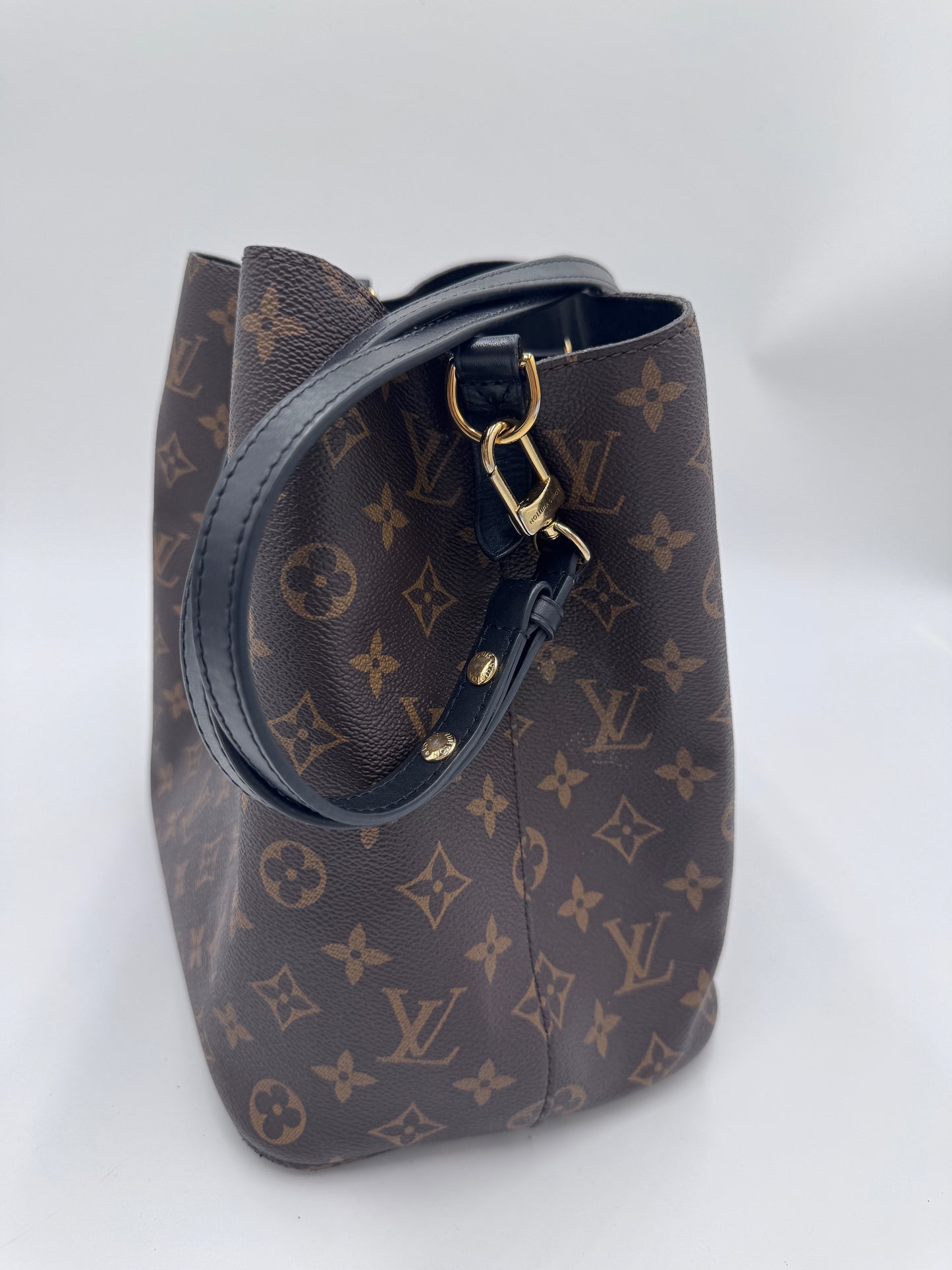 Seitenansicht der Louis Vuitton NeoNoe in monogram – charaktervolle secondhand Tasche.