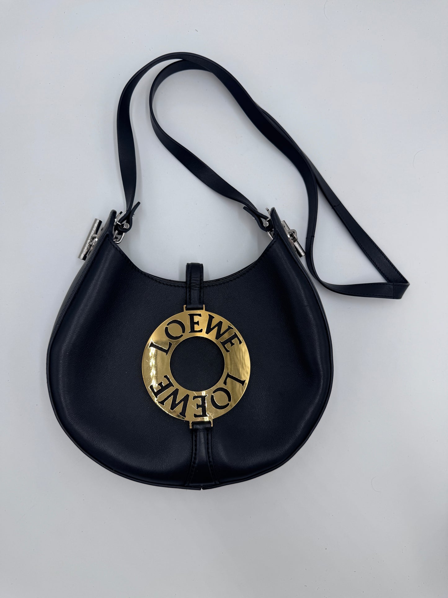 Gesamtansicht der schwarz luxury secondhand Loewe Joyce Bag in Größe Klein.