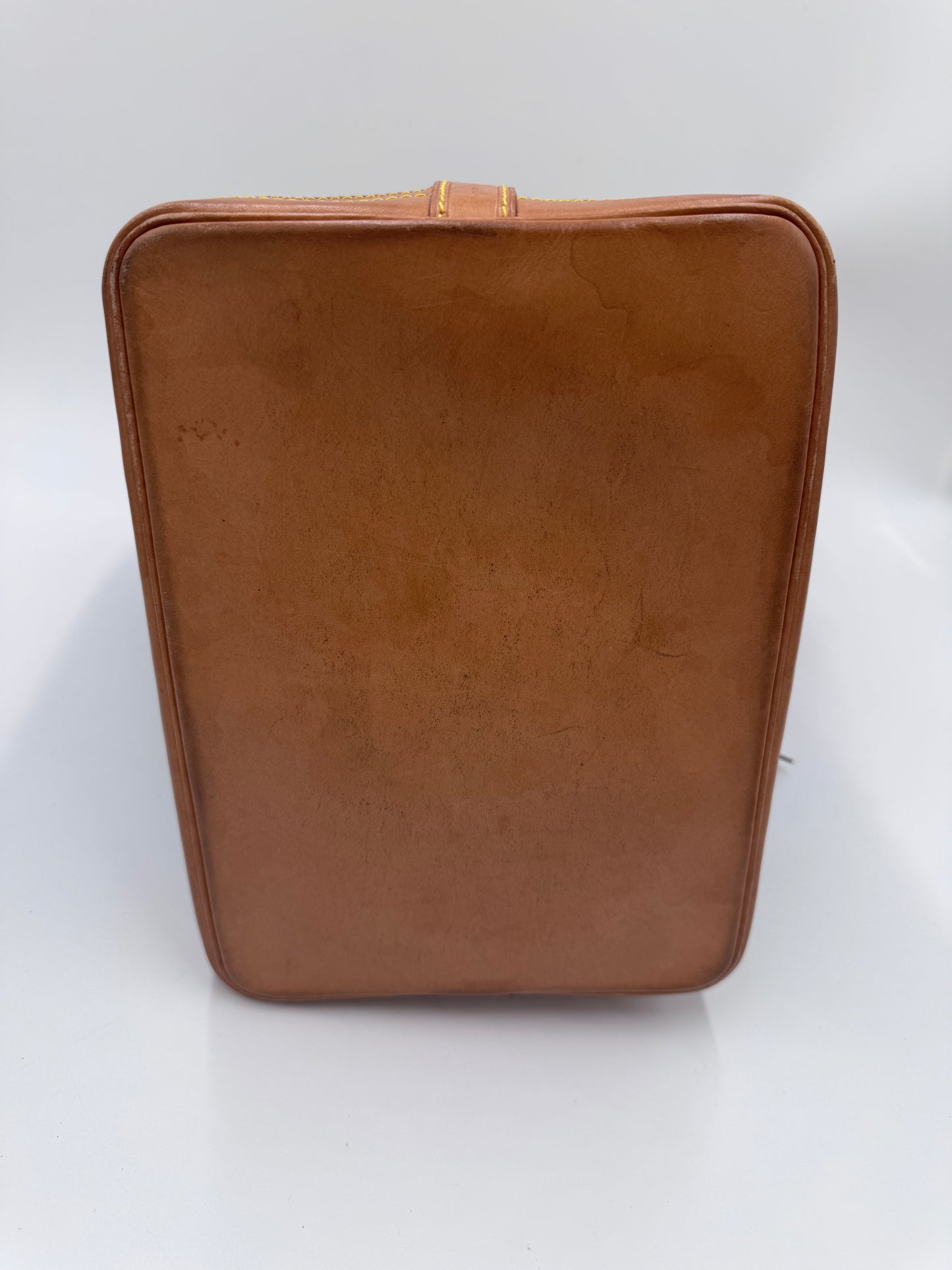 Bodenansicht der monogram Louis Vuitton Noe Grande, Beuteltasche-Design.