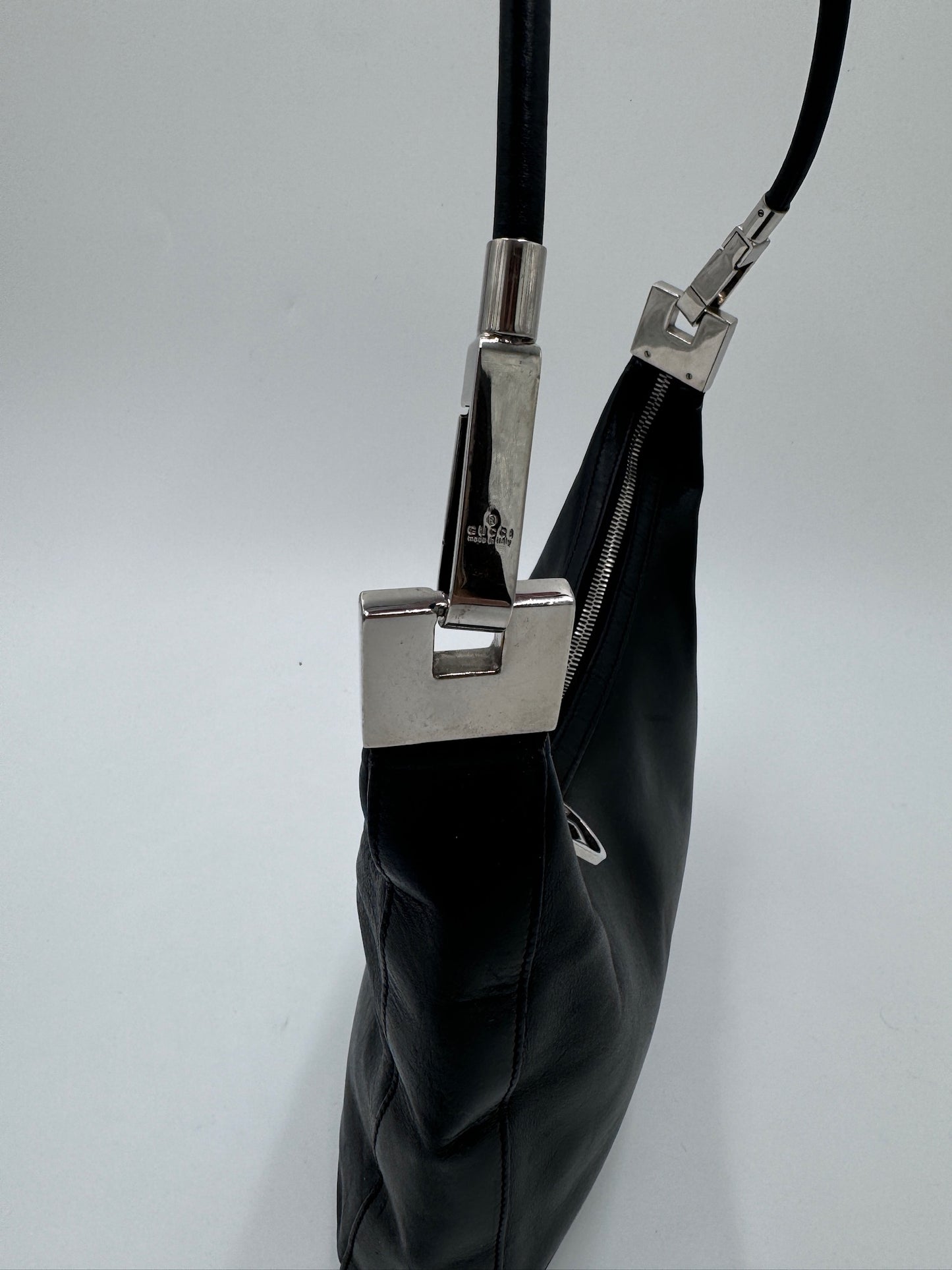 Akzente & Hardware dieser schwarz secondhand Gucci Shoulder Bag im Fokus.