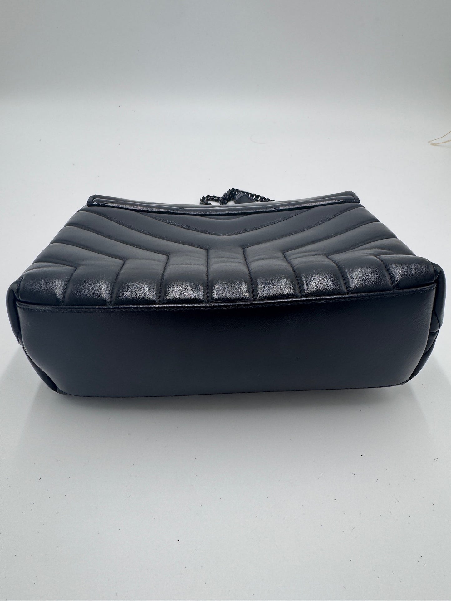 Bodenansicht der Schwarz Saint Laurent Lou Lou Medium, Schultertasche-Design.