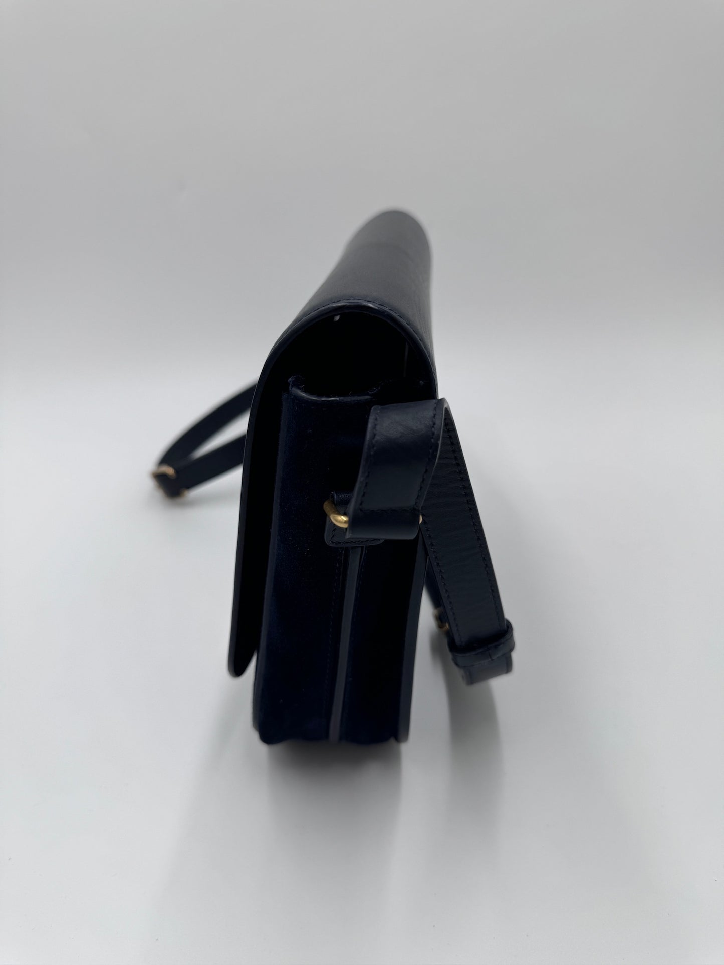 Seitenansicht der Saint Laurent Crossbody in blau – charaktervolle vintage Tasche.