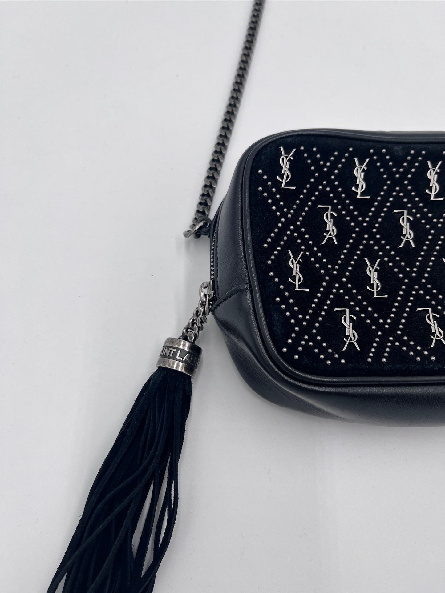 Metallelemente der Saint Laurent Crossbody YSL Logos (schwarz), hochwertig verarbeitet.