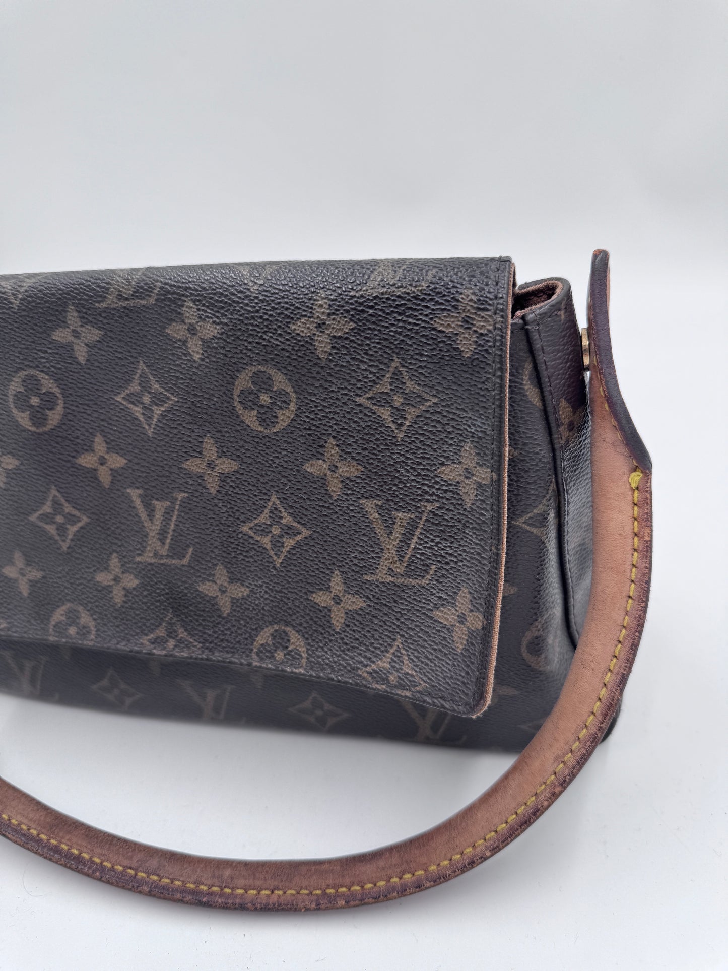 Detailaufnahme des Henkels der preloved Louis Vuitton Looping Quer (monogram).
