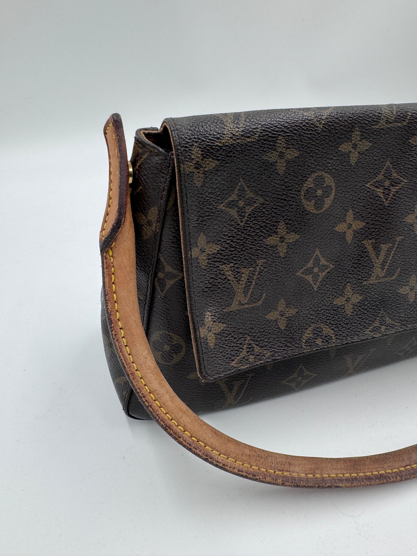 Detailaufnahme des Henkels der preloved Louis Vuitton Looping Quer (monogram).