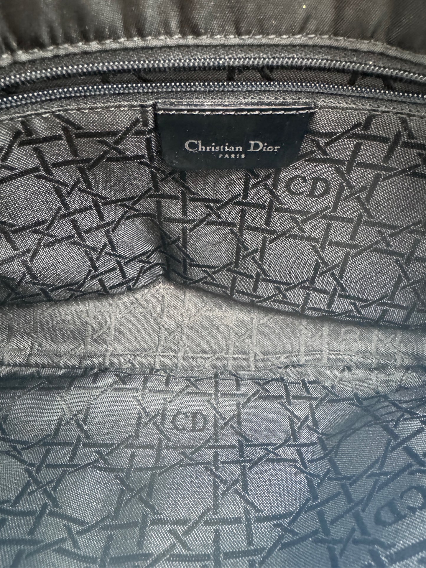 Blick ins Innere der schwarz secondhand Dior Shoulder Bag (Schultertasche).