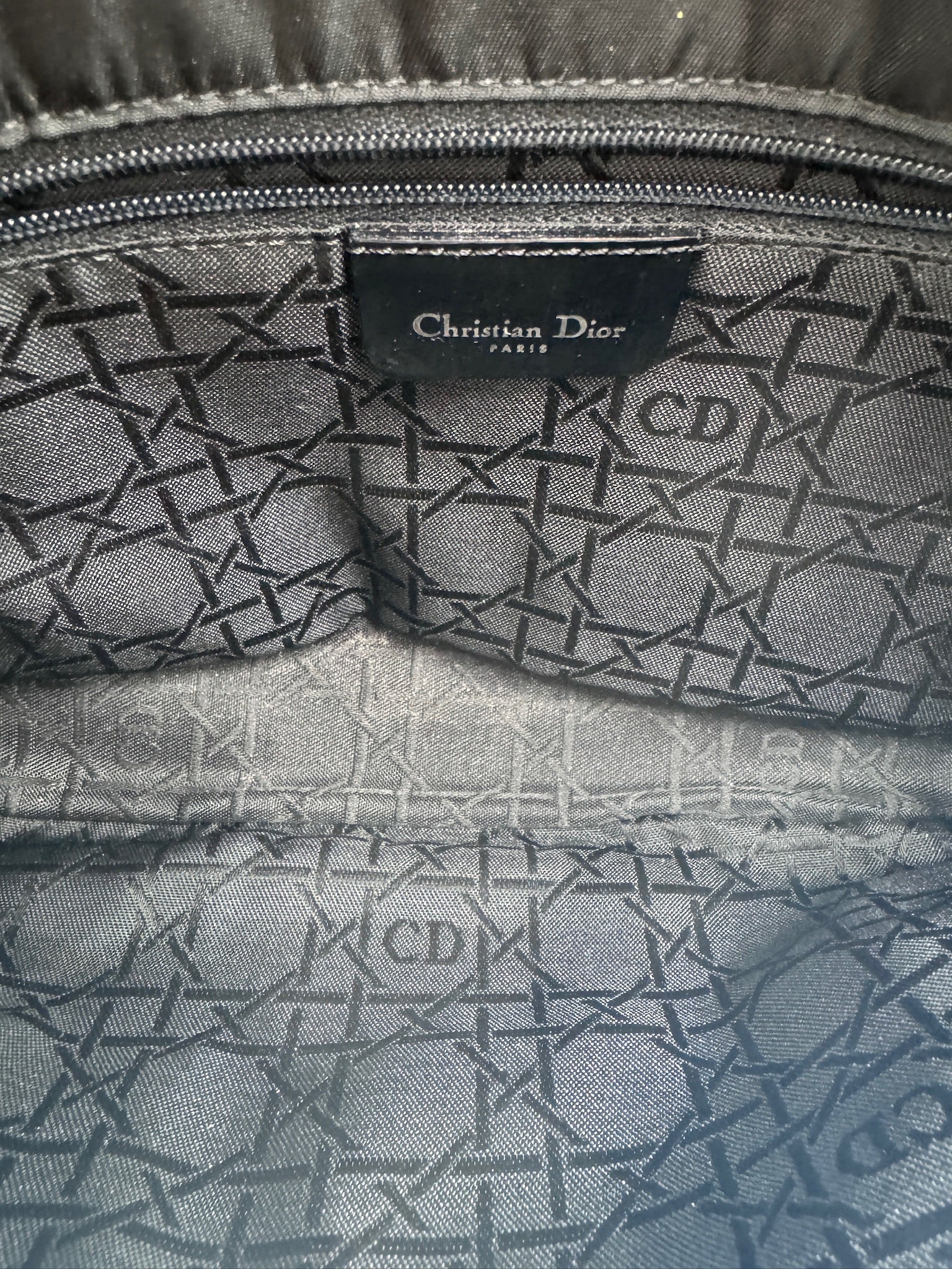 Blick ins Innere der schwarz secondhand Dior Shoulder Bag (Schultertasche).